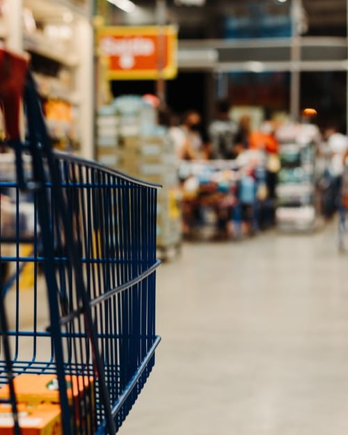Carrito de compra recorriendo pasillos dentro de un supermercado. | Foto: Unsplash