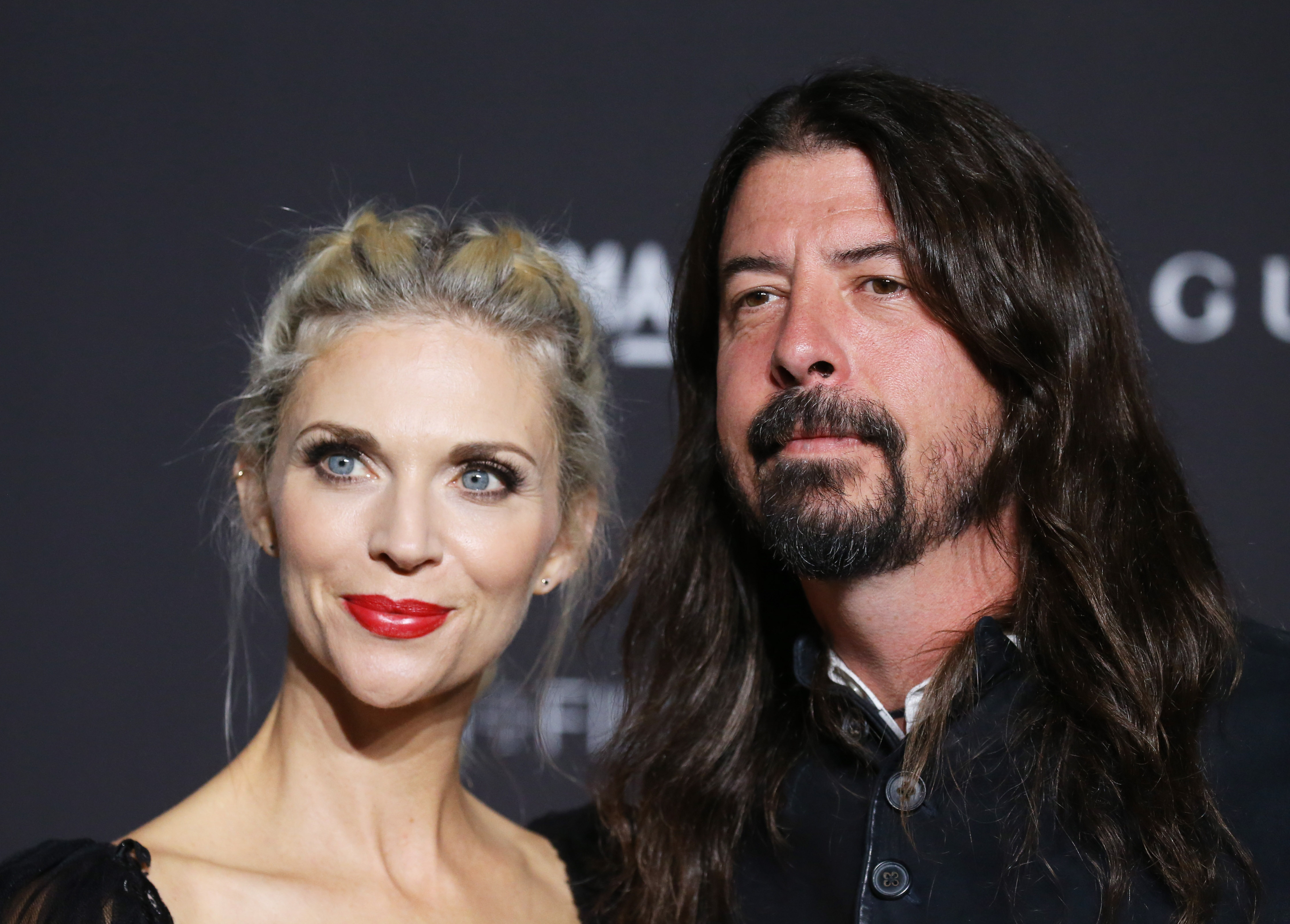 Jordyn Blum y Dave Grohl asisten a la gala 2018 LACMA Art + Film celebrada en LACMA el 03 de noviembre de 2018, en Los Ángeles, California. | Fuente: Getty Images