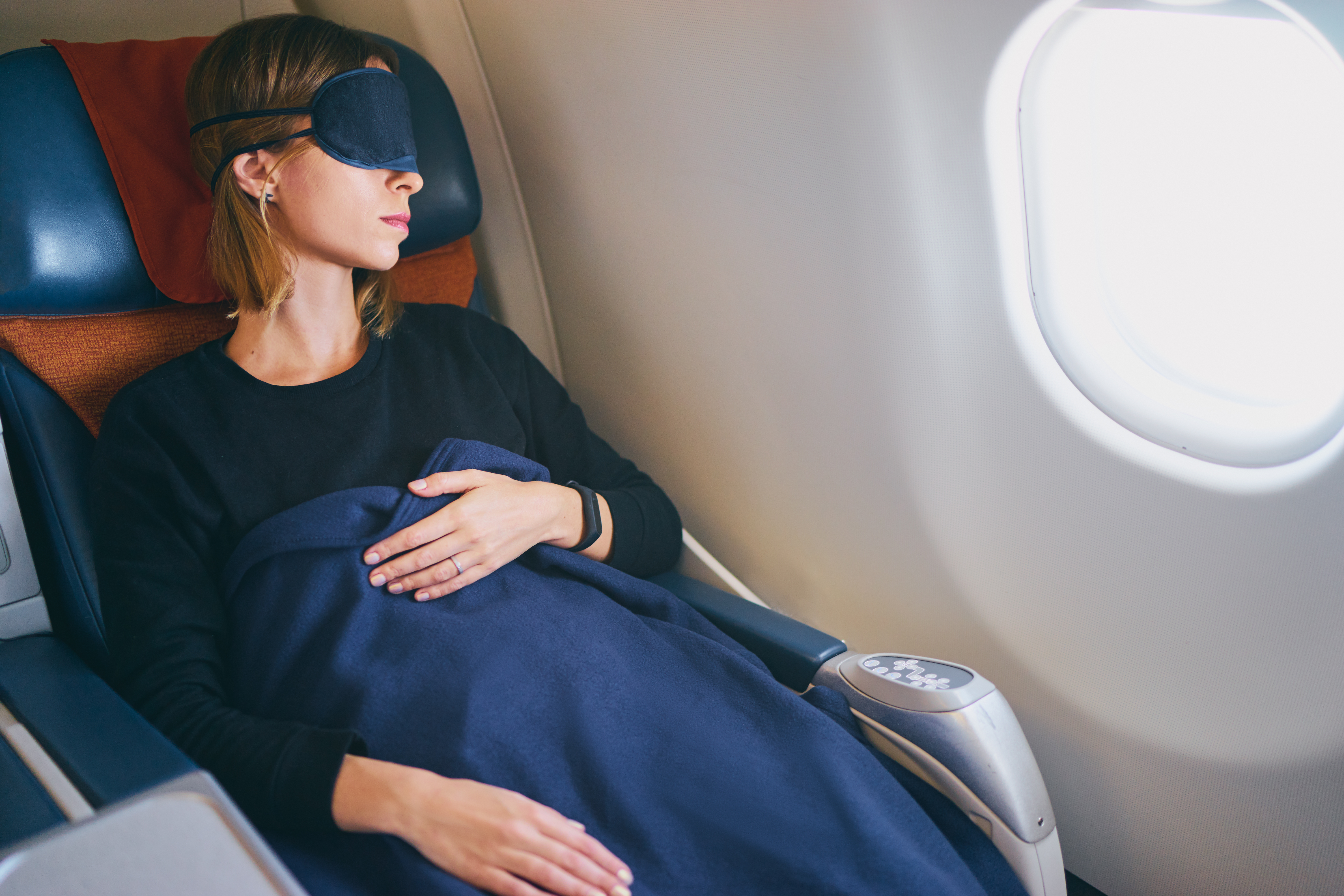 Una pasajera durmiendo en un avión | Fuente: Shutterstock