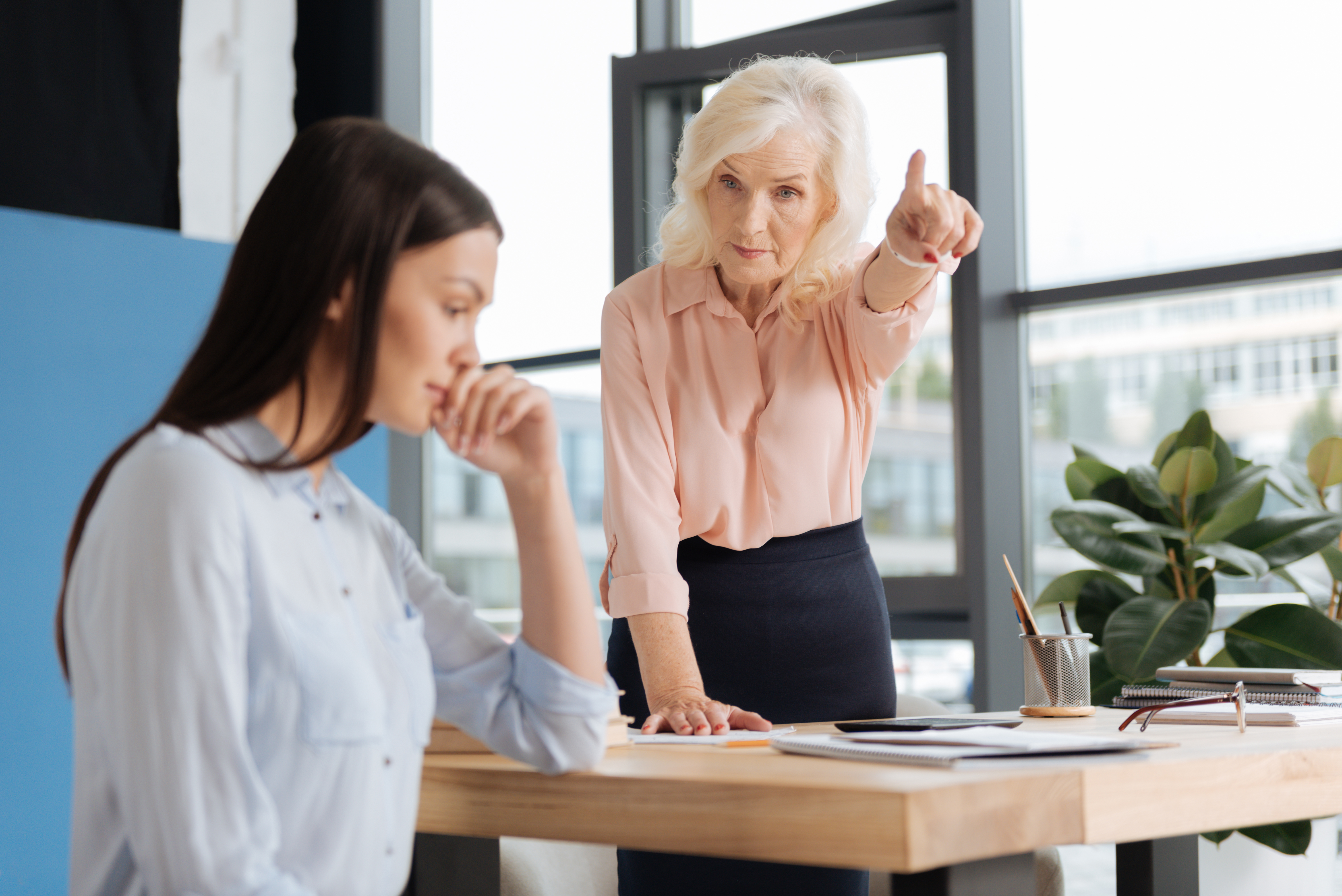 Una mujer regañando a otra | Foto: Shutterstock