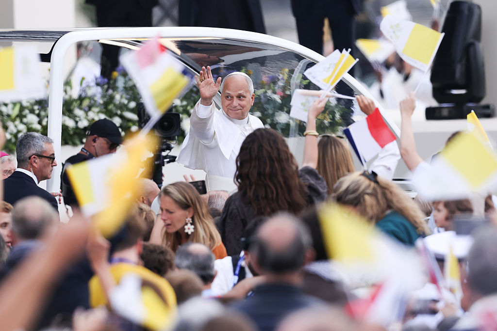 El papa León XIV saluda a la multitud desde el papamóvil mientras recorre la avenida de los Campos Elíseos para celebrar una misa solemne al aire libre en la plaza de la Concordia, en el centro de París, el 26 de septiembre de 2026. | Fuente: Getty Images