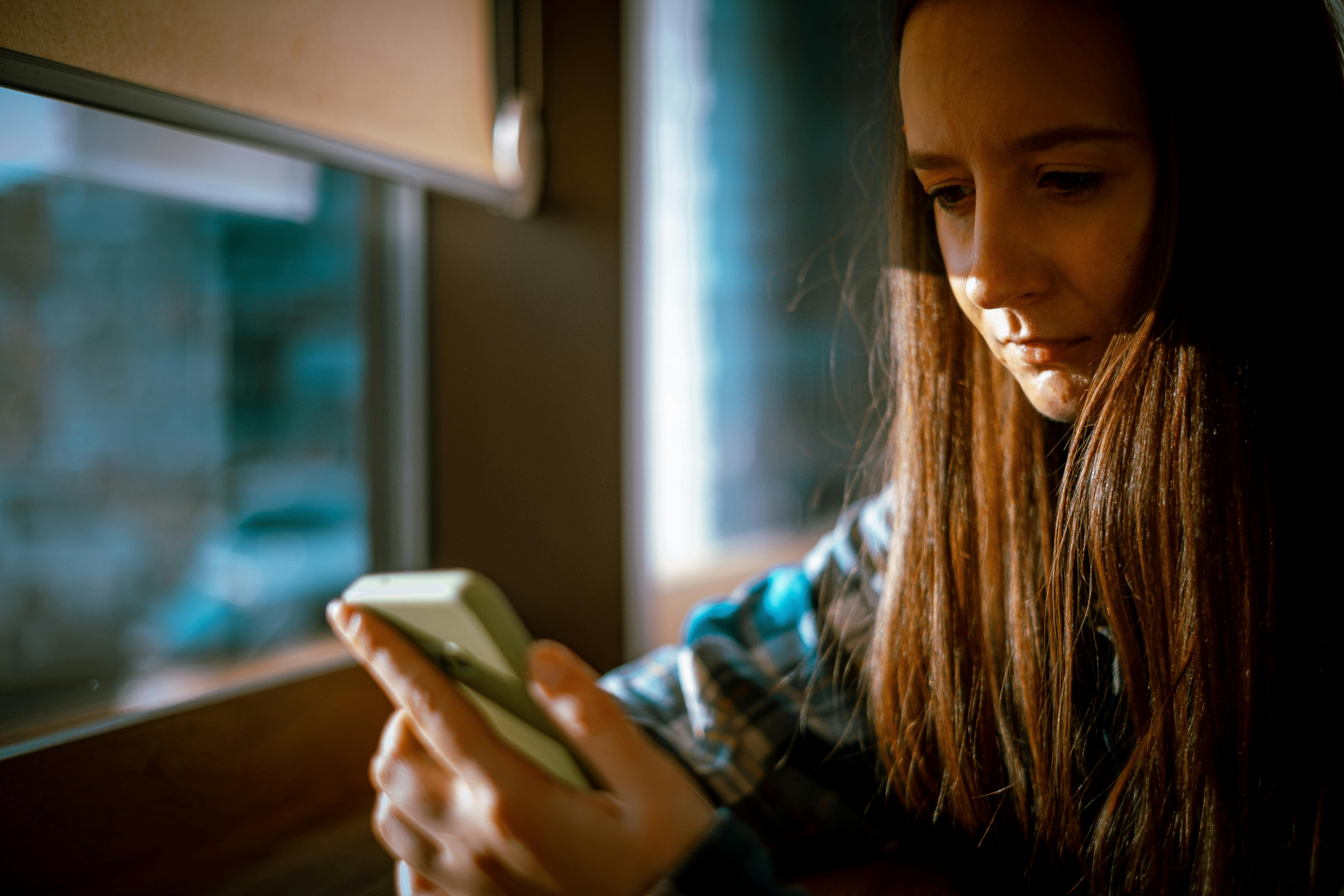 Una mujer mirando su teléfono | Fuente: Pexels