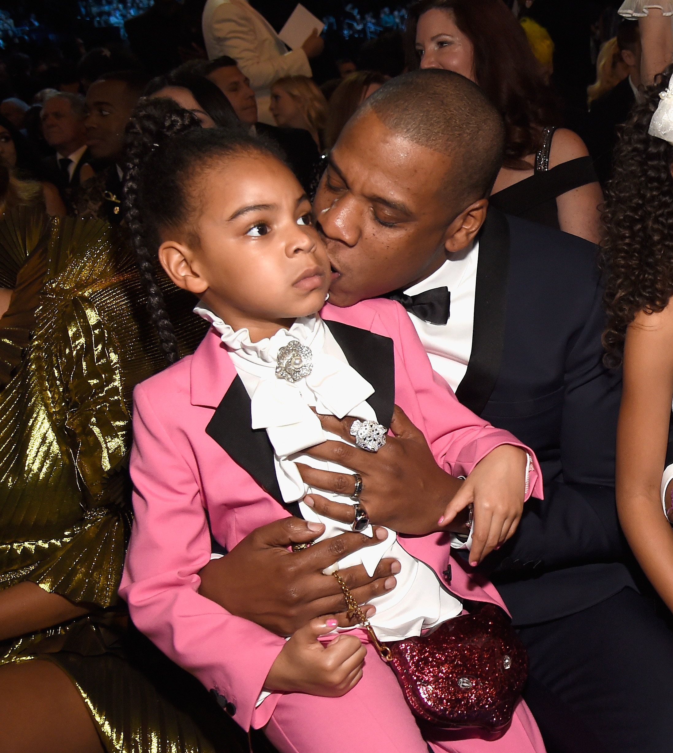 Blue Ivy Carter y Jay-Z durante la 59ª edición de los Premios Grammy el 12 de febrero de 2017, en Los Ángeles, California. | Fuente: Getty Images