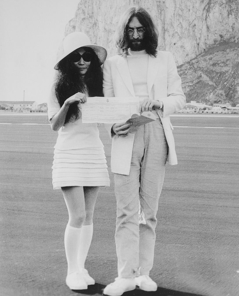 John Lennon y Yoko Ono obtienen el certificado de matrimonio después de su boda en la oficina de registro el 21 de marzo de 1969. | Foto: Getty Images