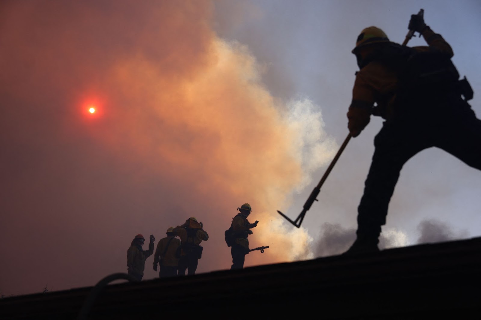 Bomberos trabajando para apagar el incendio de Palisades en Los Ángeles, California, el 7 de enero de 2025. | Fuente: Getty Images