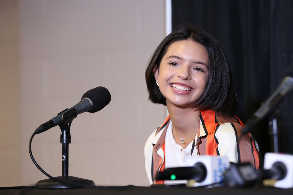Ángela Aguilar participa en el escenario durante la conferencia de prensa de "Jaripeo Sin Fronteras 2019" de Pepe Aguilar y Familia en el American Airlines Center el 21 de agosto de 2019 en Dallas, Texas.
