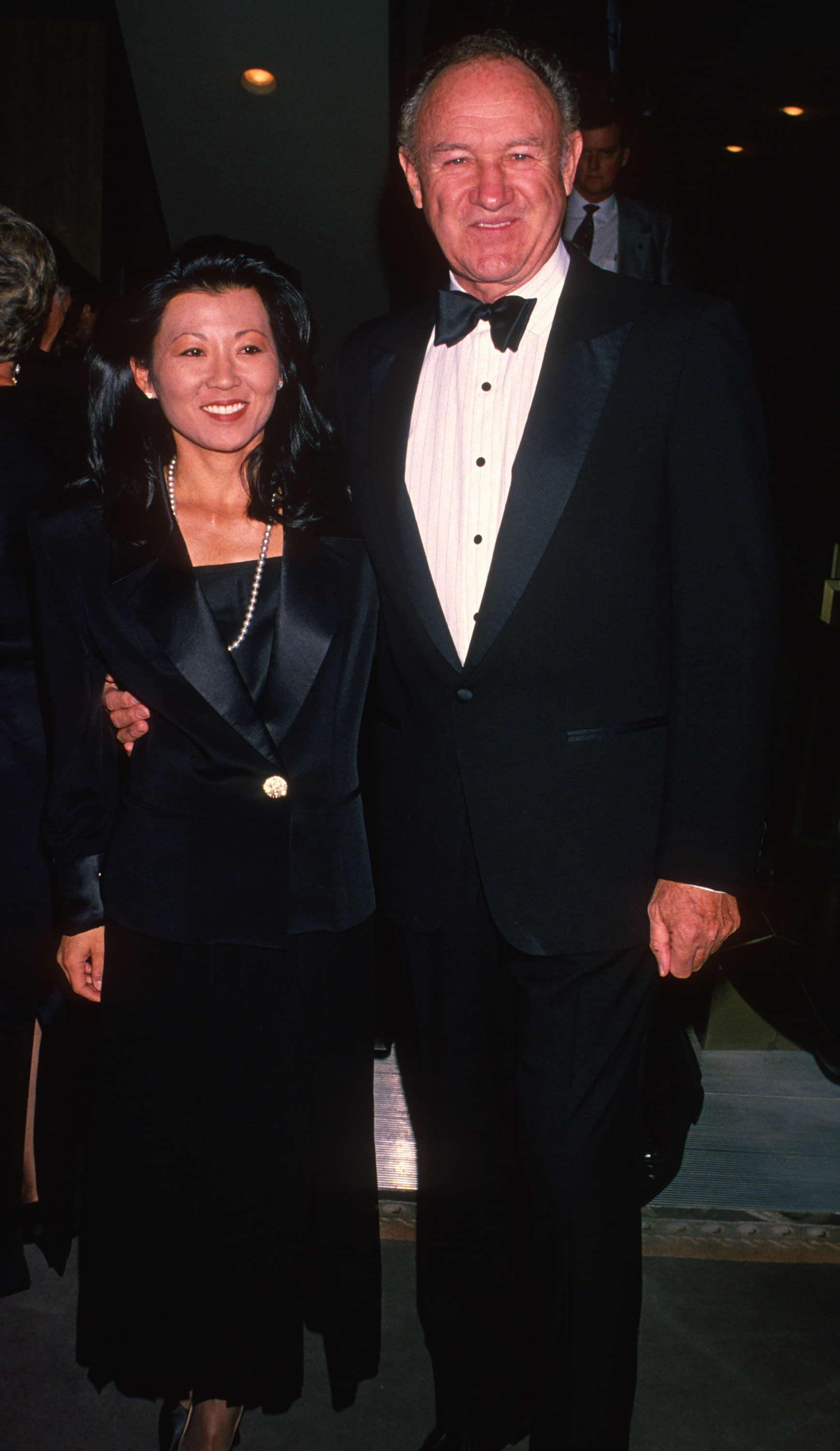 Betsy Arakawa y el actor Gene Hackman, asisten al Baile de Thalians (en honor de Liza Minnelli) en el Hotel Century Plaza, Century City, California, el 8 de octubre de 1994 | Fuente: Getty Images