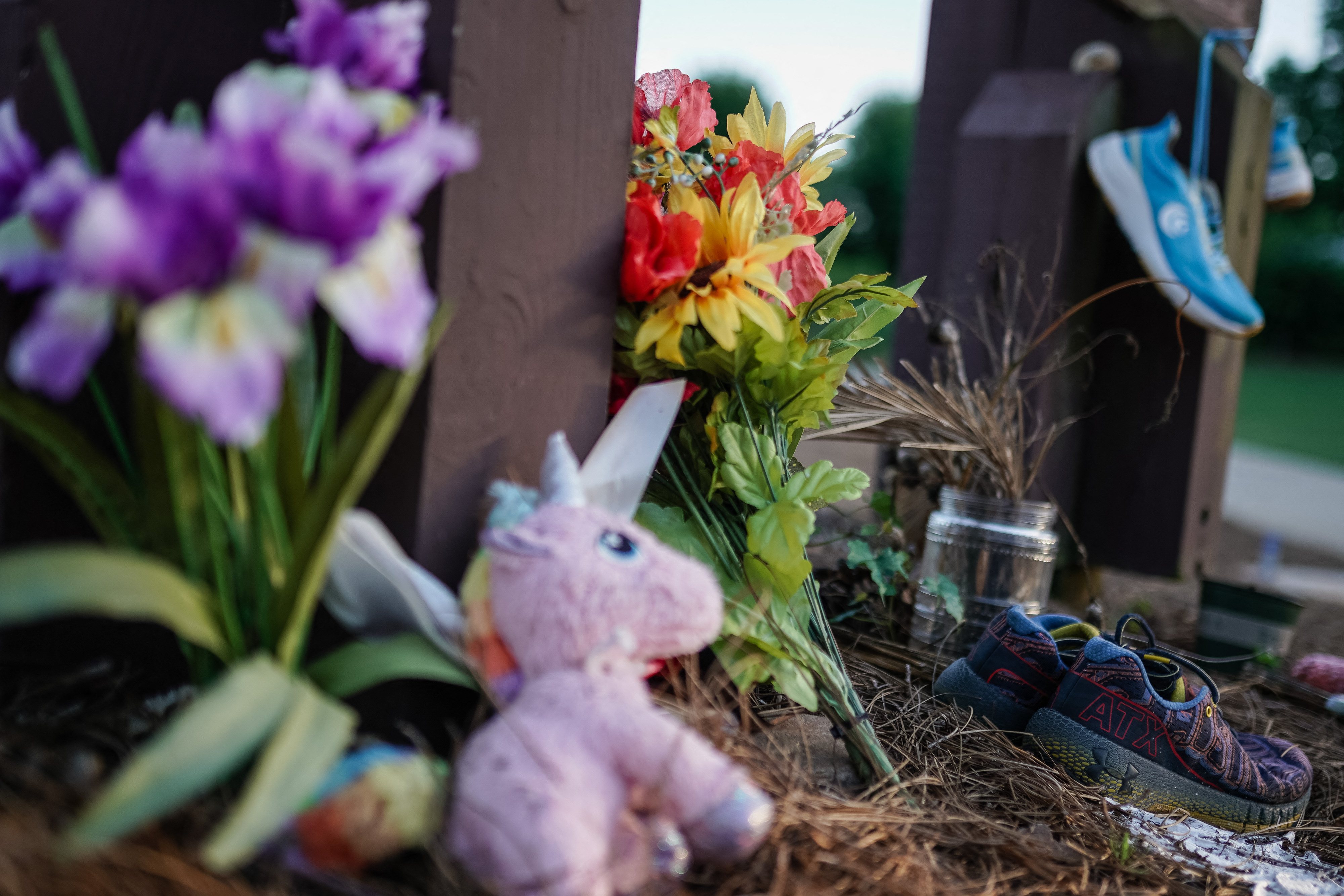 Lugar conmemorativo en honor a Laken Riley situado en el lago Allyn Herrick, en el campus de la Universidad de Georgia en Athens, Georgia, el 7 de junio de 2024 | Fuente: Getty Images