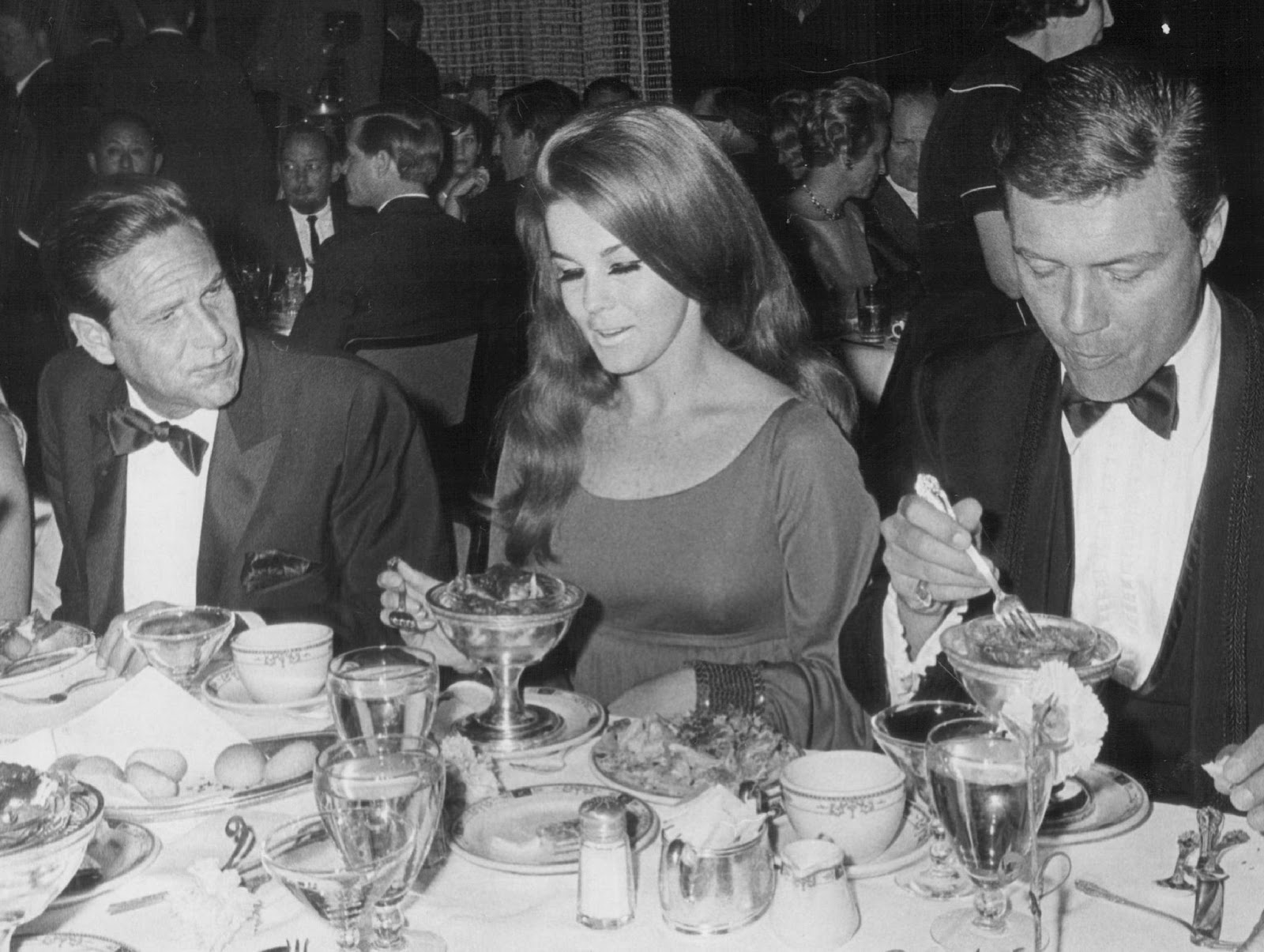 Roger Smith y su esposa fotografiados en una cena con champán en 1966 | Fuente: Getty Images