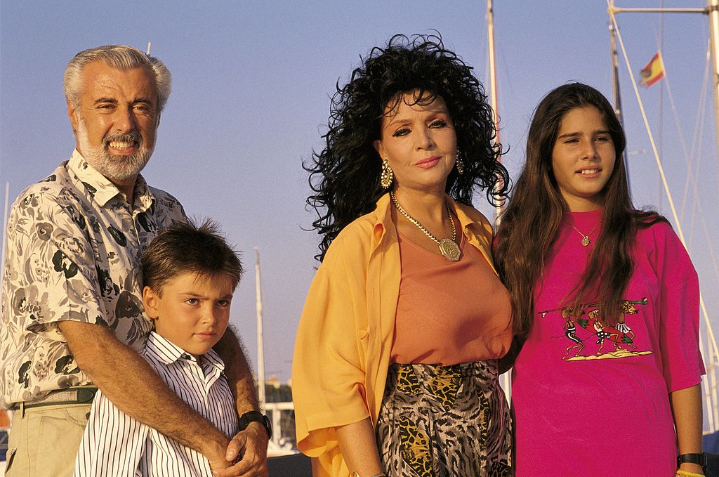 José Tous Barberán y la actriz Sara Montiel junto a sus hijos Zeus y Thais. | Foto: Getty Images