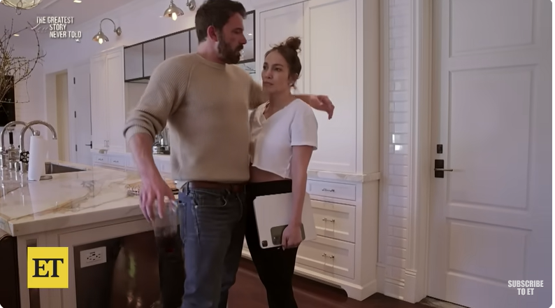 Ben Affleck y Jennifer Lopez en su documental "The Greatest Love Story Never Told", de un vídeo de YouTube fechado el 27 de febrero de 2024 | Fuente: Youtube/@EntertainmentTonight