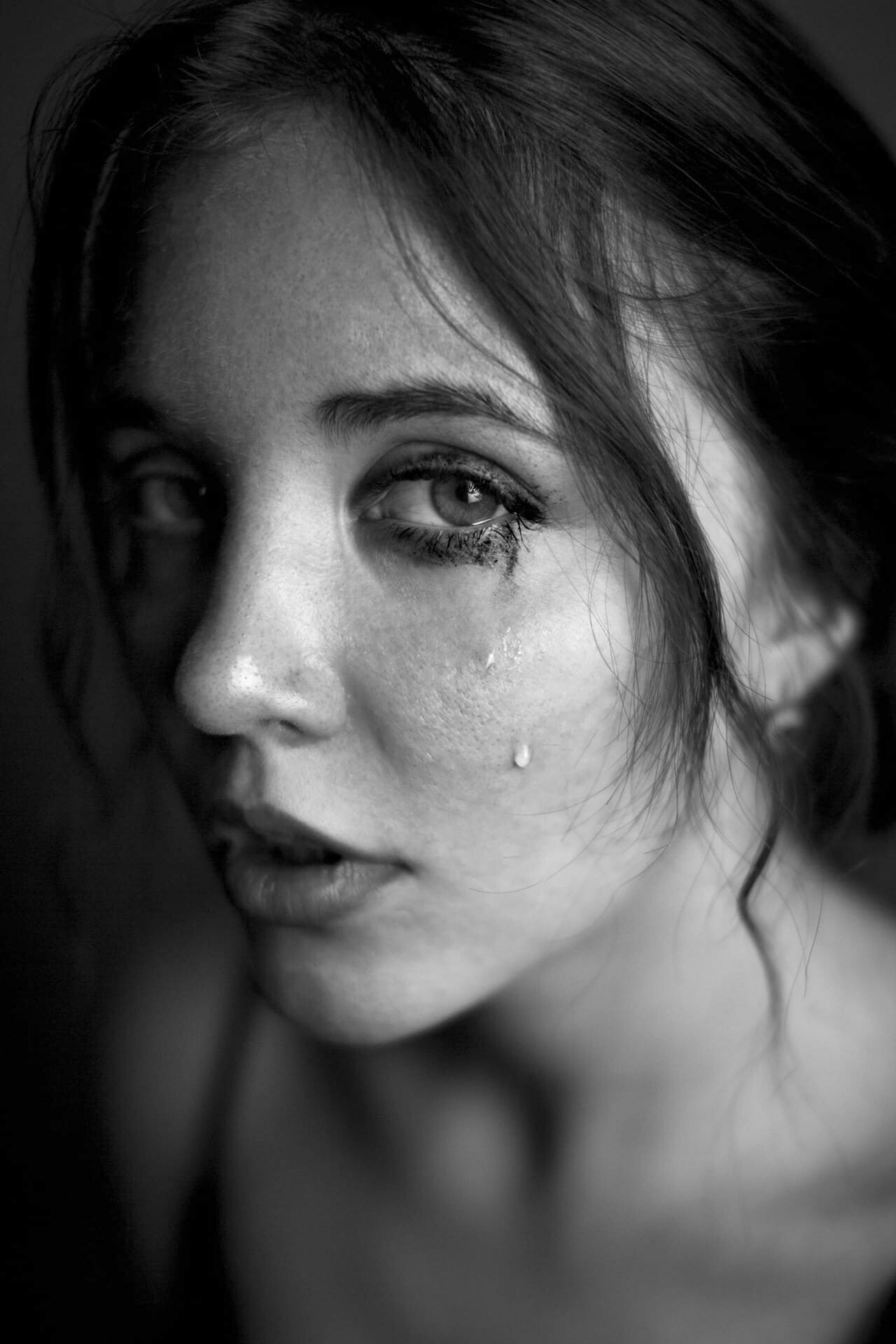 Foto en escala de grises de una mujer llorando | Foto: Pexels