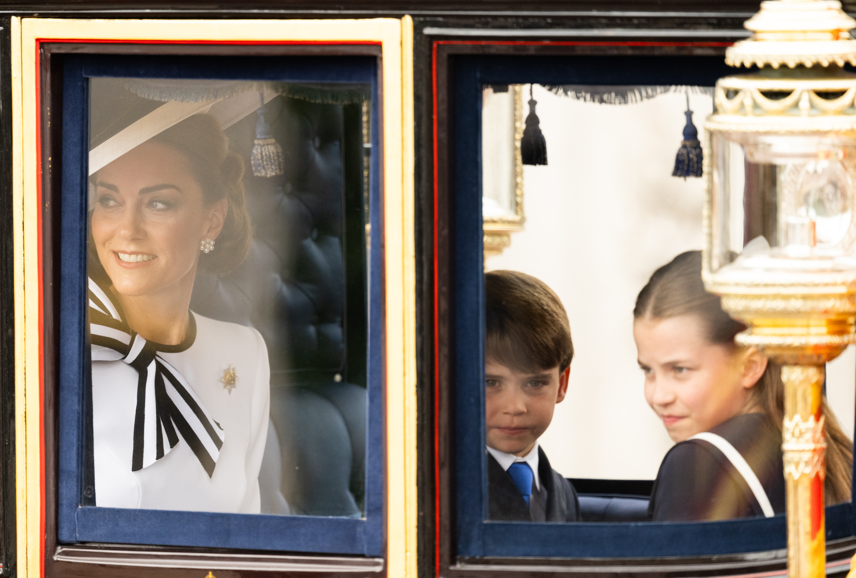 La Princesa de Gales, Catherine, llega con el Príncipe Williams y sus hijos al Palacio de Buckingham antes del Desfile del Cumpleaños del Rey "Trooping the Colour" en Londres el 15 de junio de 2024 | Fuente: Getty Images