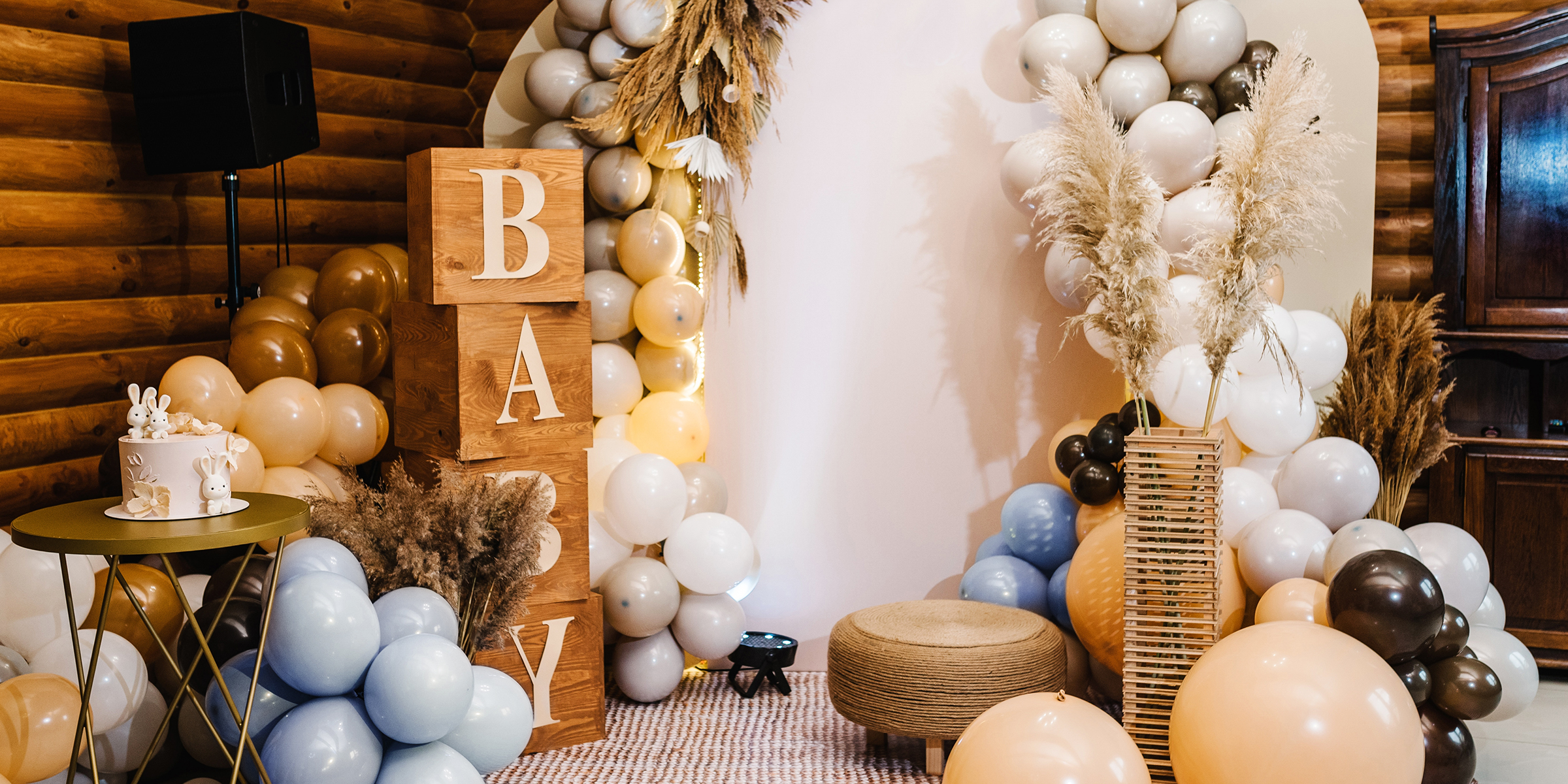 Montaje de un baby shower | Fuente: Shutterstock