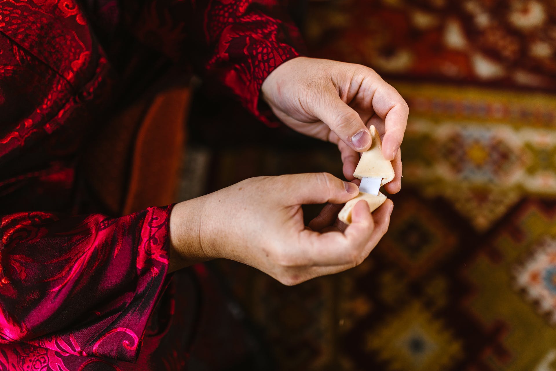 Persona abriendo una galleta de la suerte | Foto: Pexels