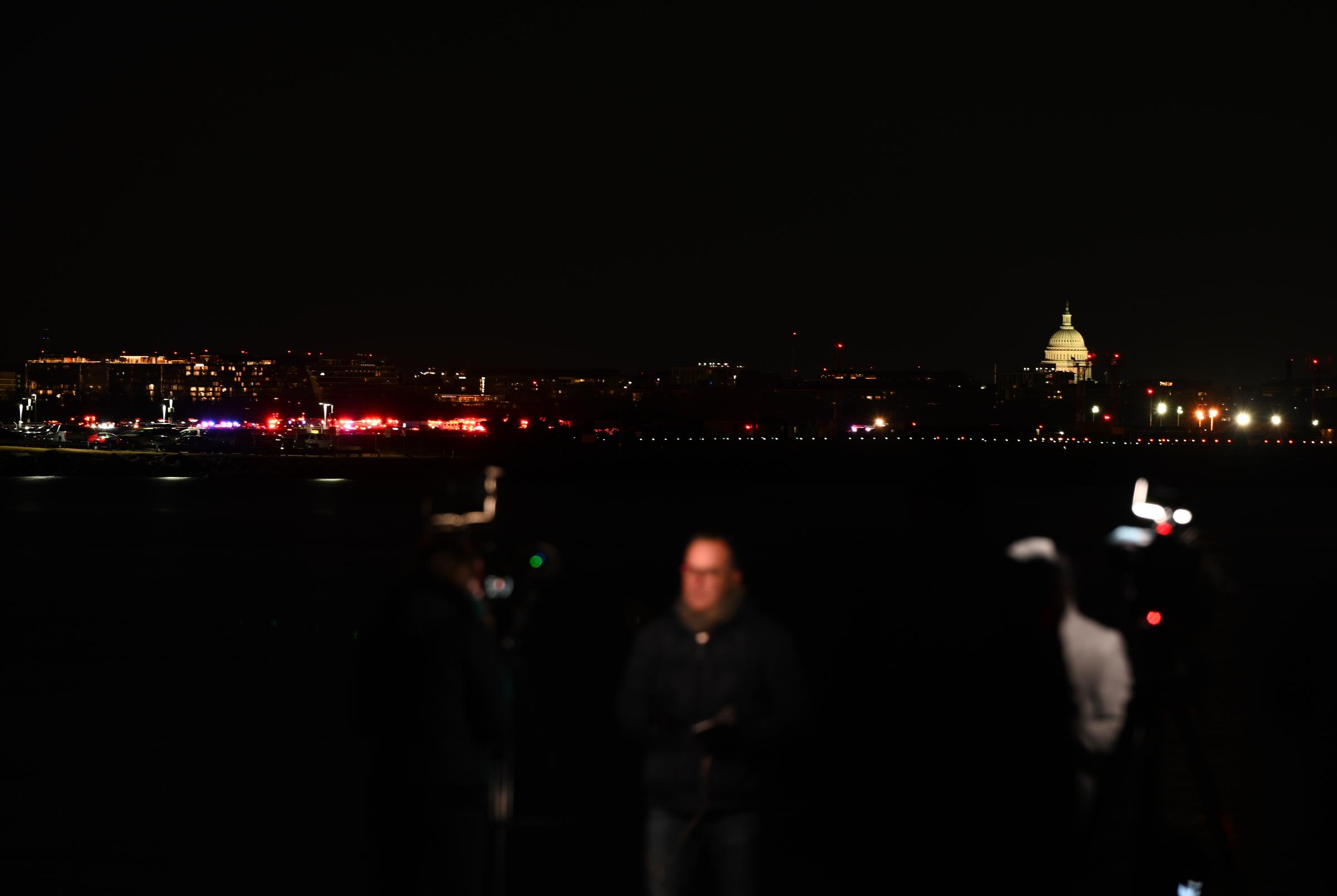 Vista del Capitolio de EEUU y de los periodistas cerca de donde ocurrió el accidente en Washington, D.C., el 30 de enero de 2025. | Fuente: Getty Images