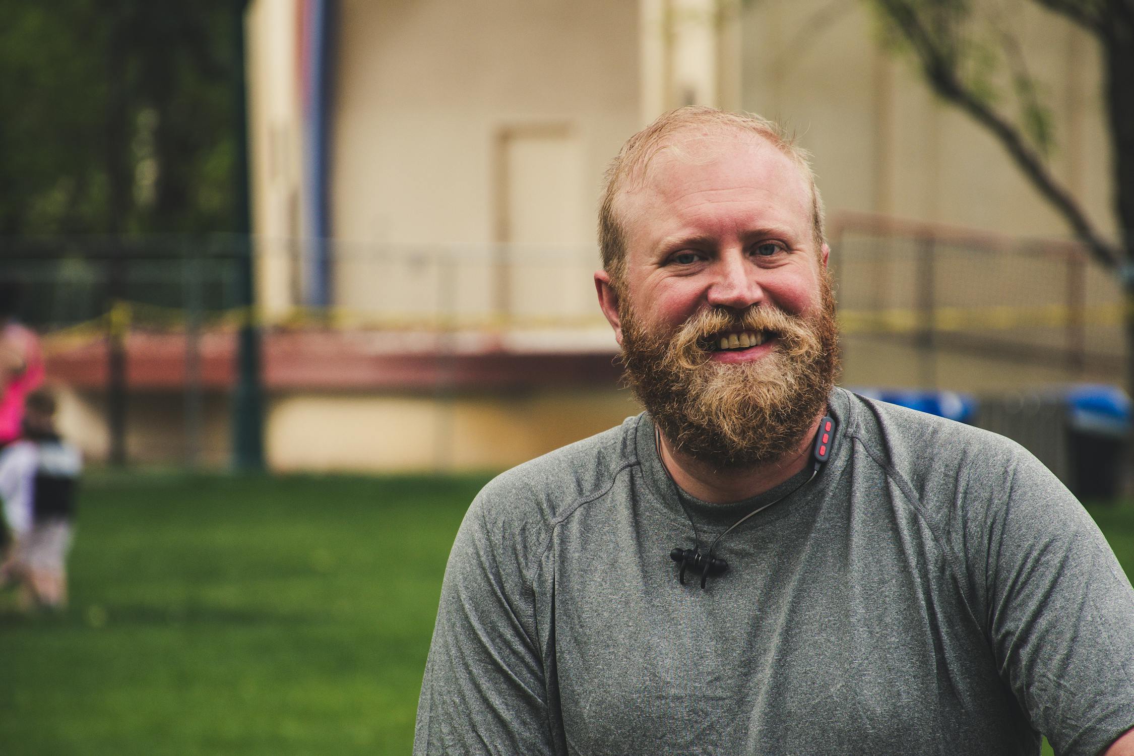 Un hombre sonriente en su jardín | Fuente: Pexels