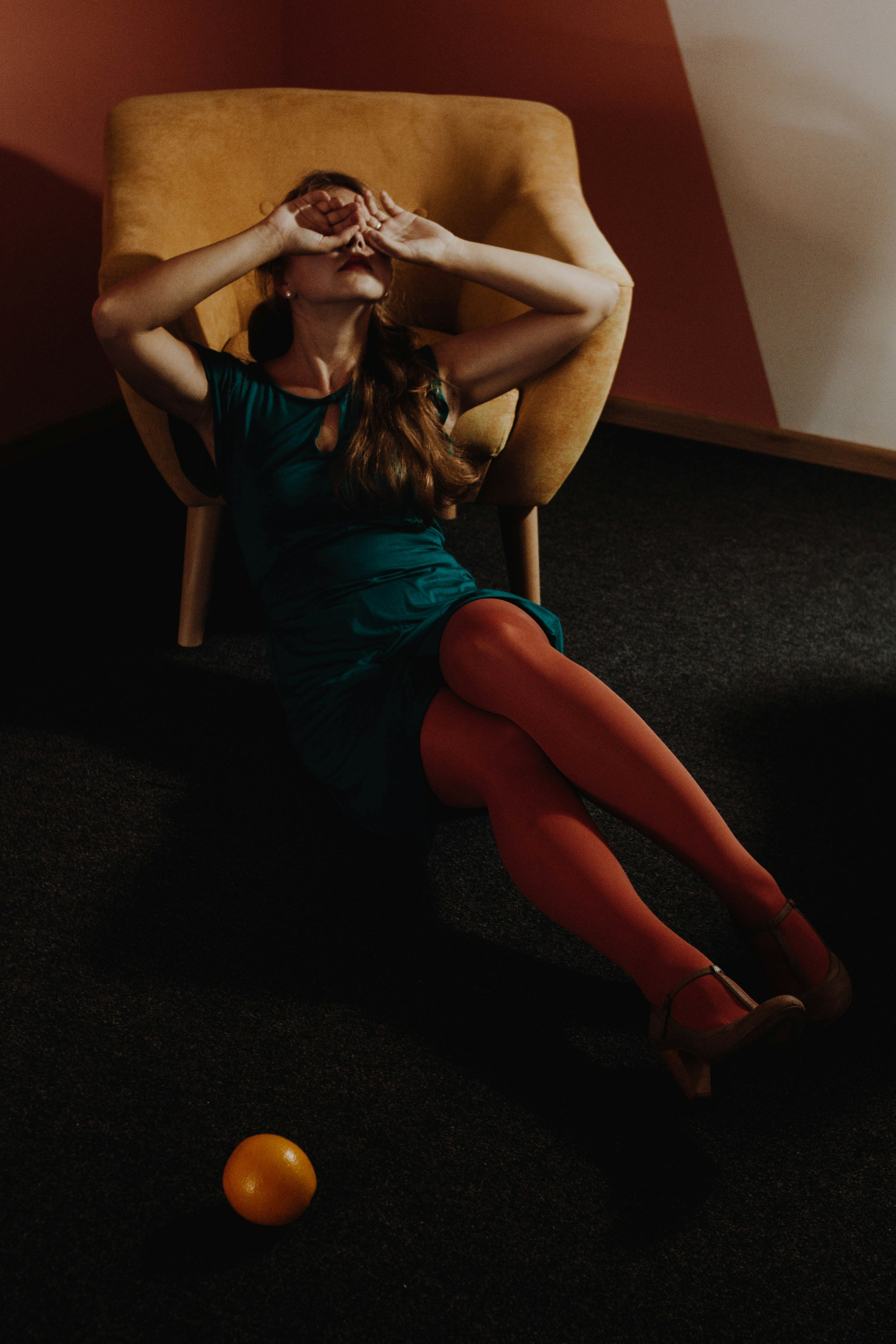 Una mujer angustiada apoyada en un sofá cubriéndose la cara con las manos | Fuente: Unsplash