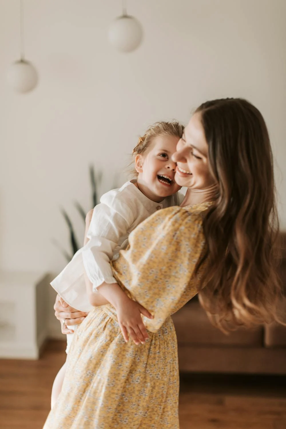 Una madre y su hija jugando | Fuente: Pexels