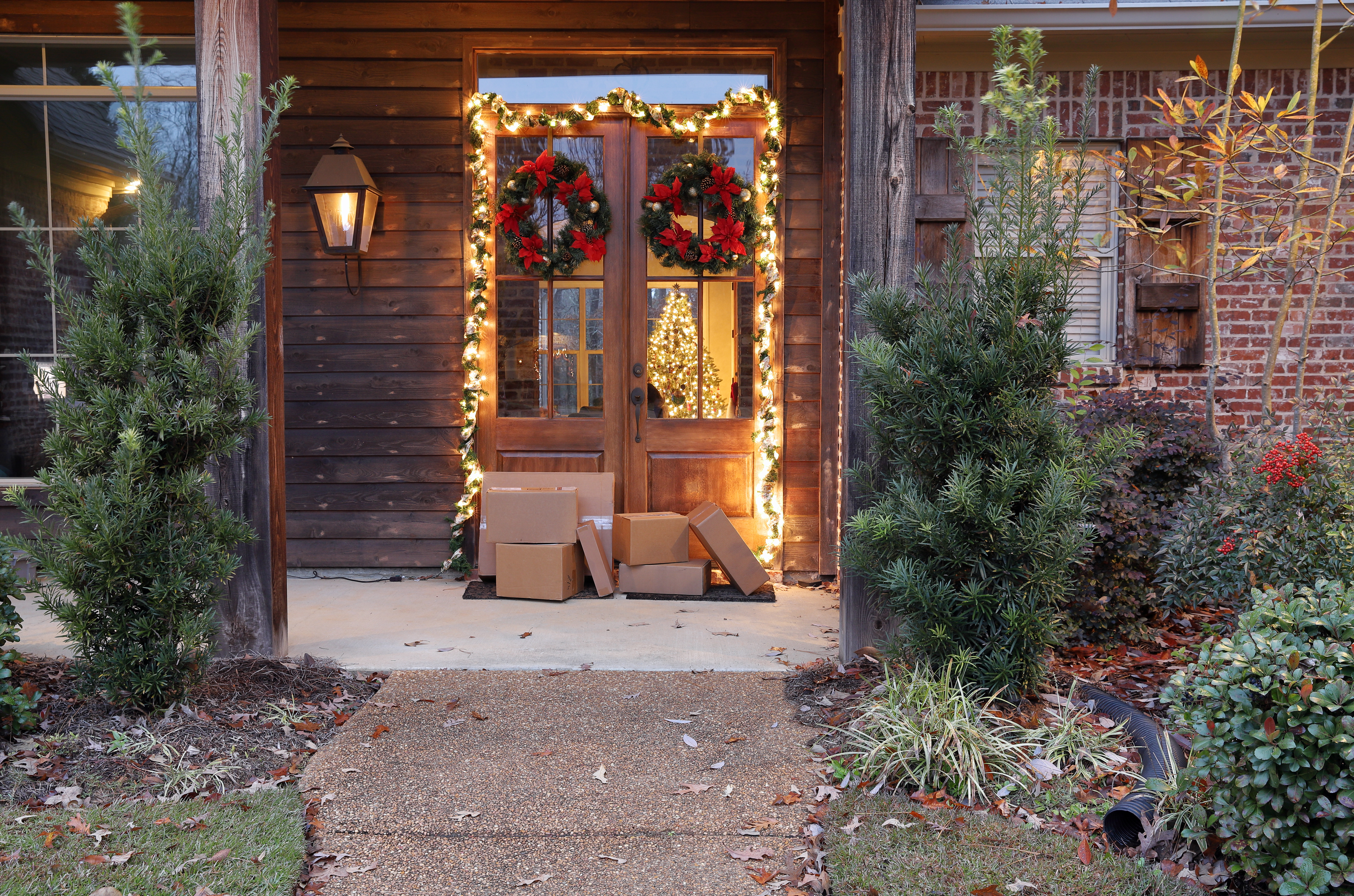 Cajas junto a la puerta principal | Foto: Shutterstock