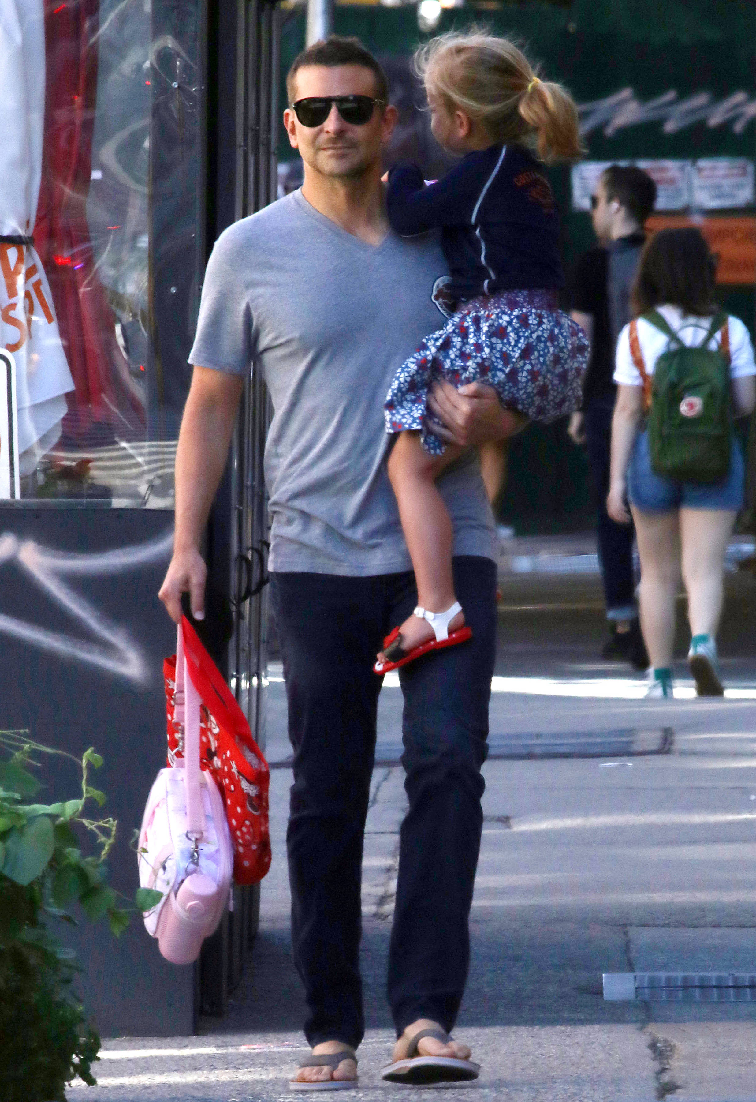Bradley Cooper con Lea Cooper, el 18 de junio de 2021 en Nueva York. | Foto: Getty Images