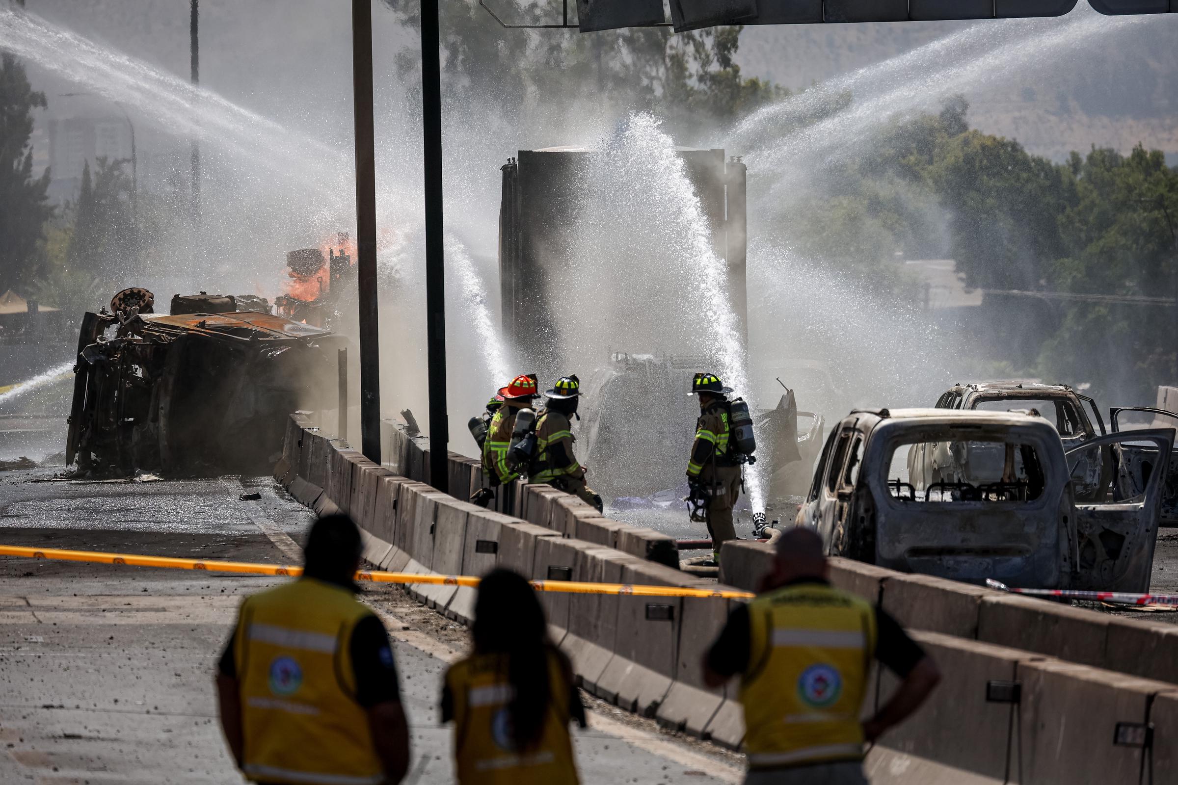 Bomberos trabajan en el lugar de la explosión de un camión con gas en Santiago, Chile, el 19 de febrero de 2026. | Fuente: Getty Images
