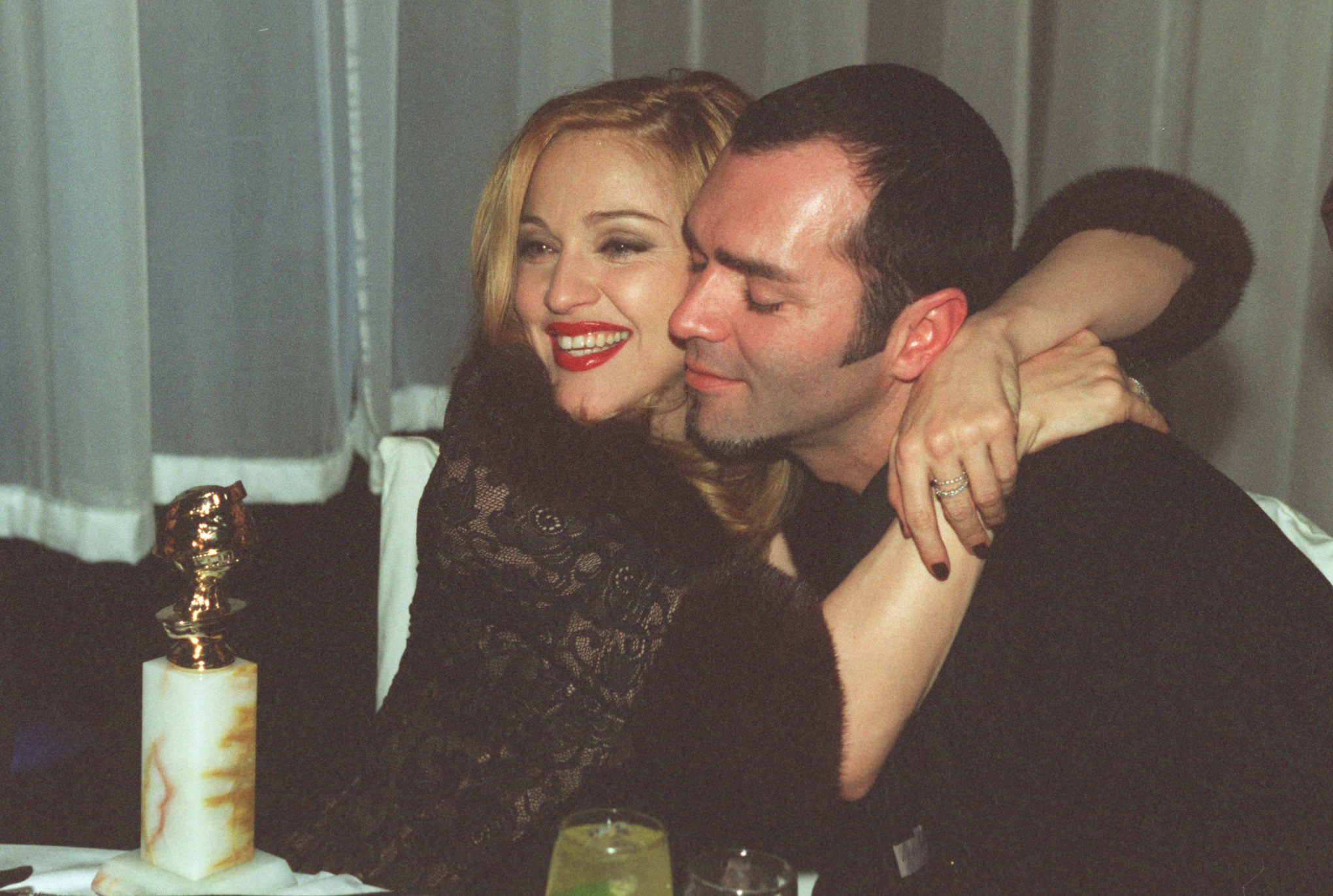 Madonna y Christopher Ciccone en la fiesta Disney posterior a la ceremonia de entrega de los Globos de Oro el 19 de enero de 1997 | Fuente: Getty Images