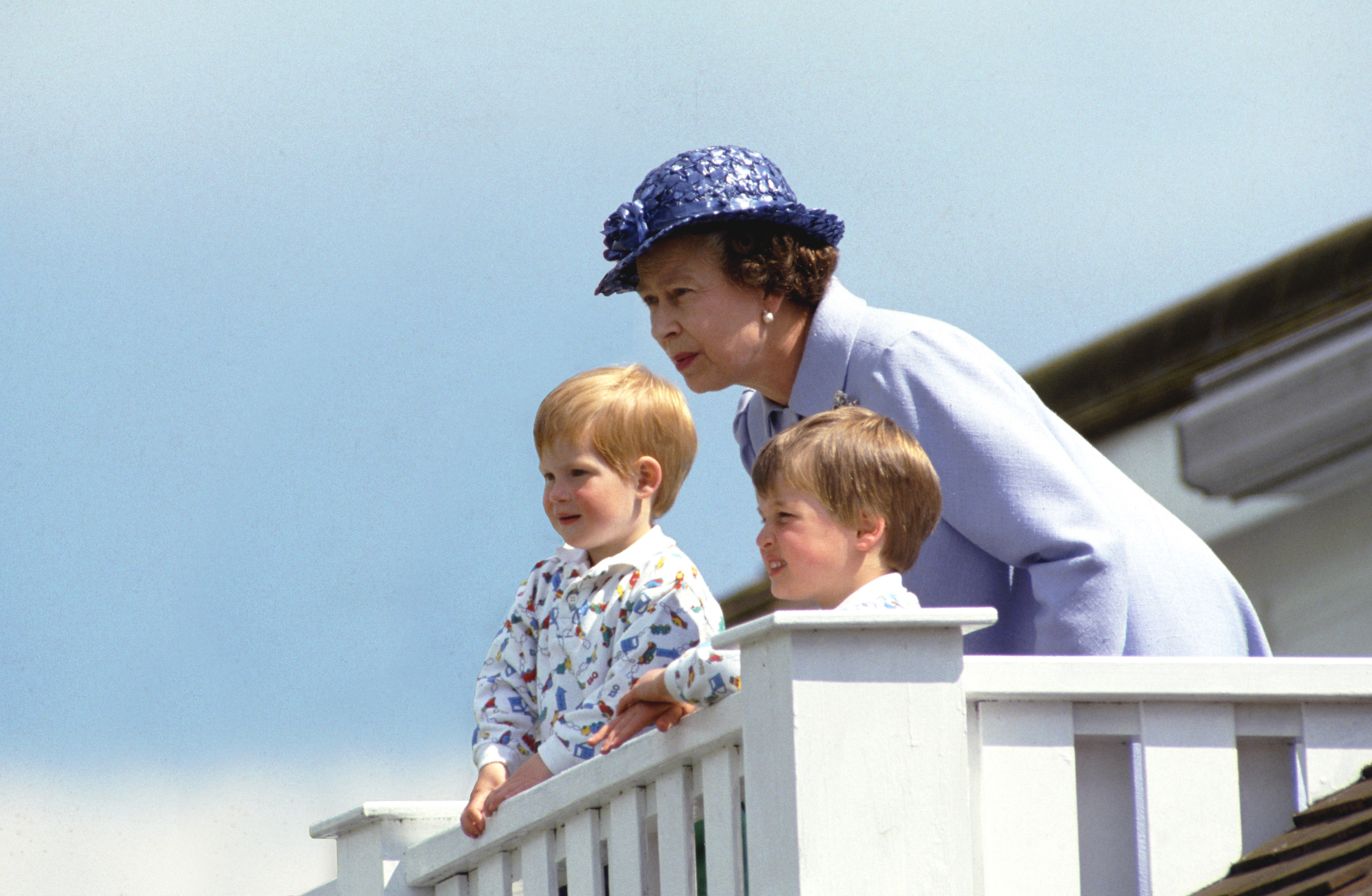 La reina con el príncipe William y el príncipe Harry en el palco real del Guards Polo Club de Windsor el 14 de junio de 1987 | Fuente: Getty Images