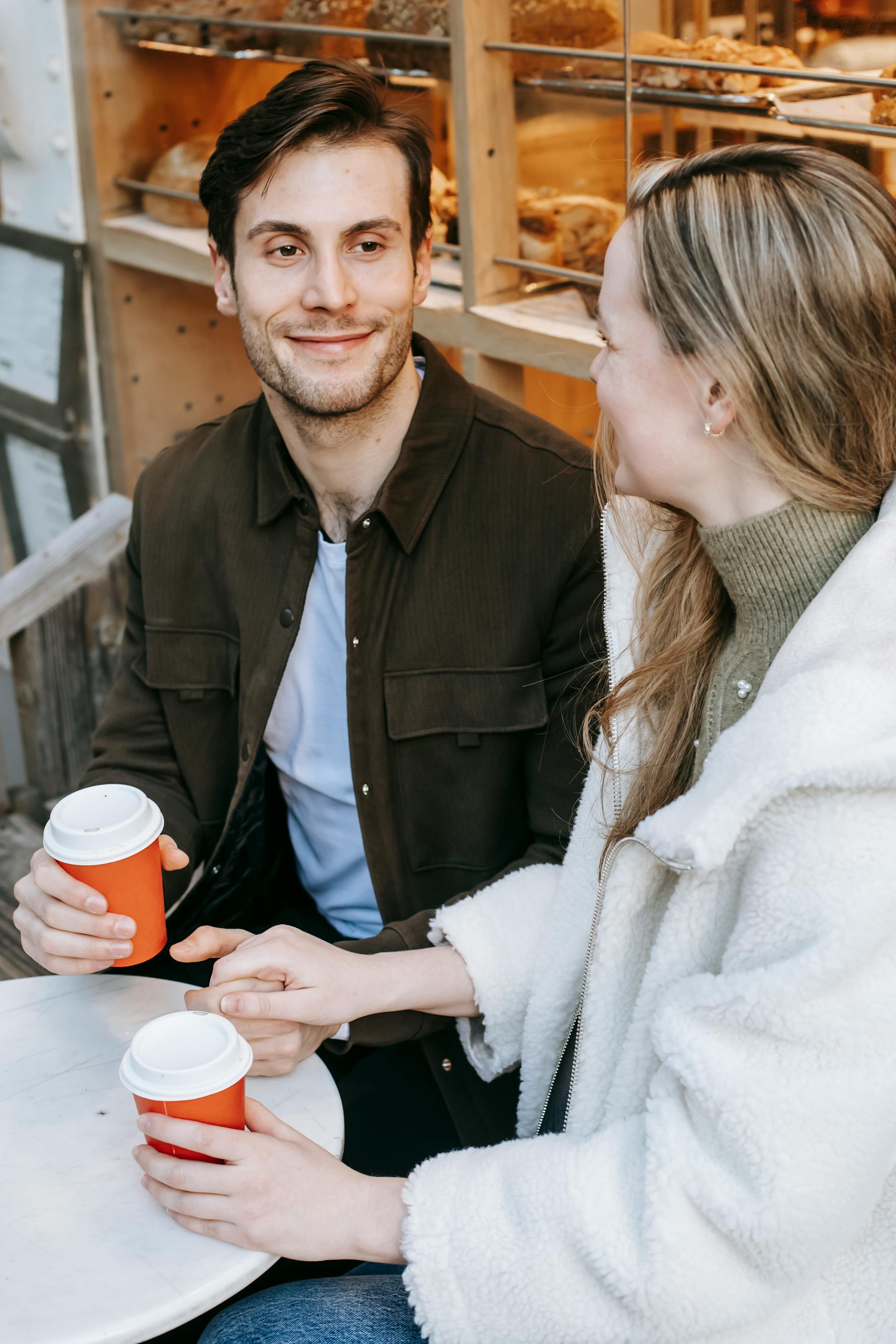 Una pareja sonriendo | Fuente: Pexels