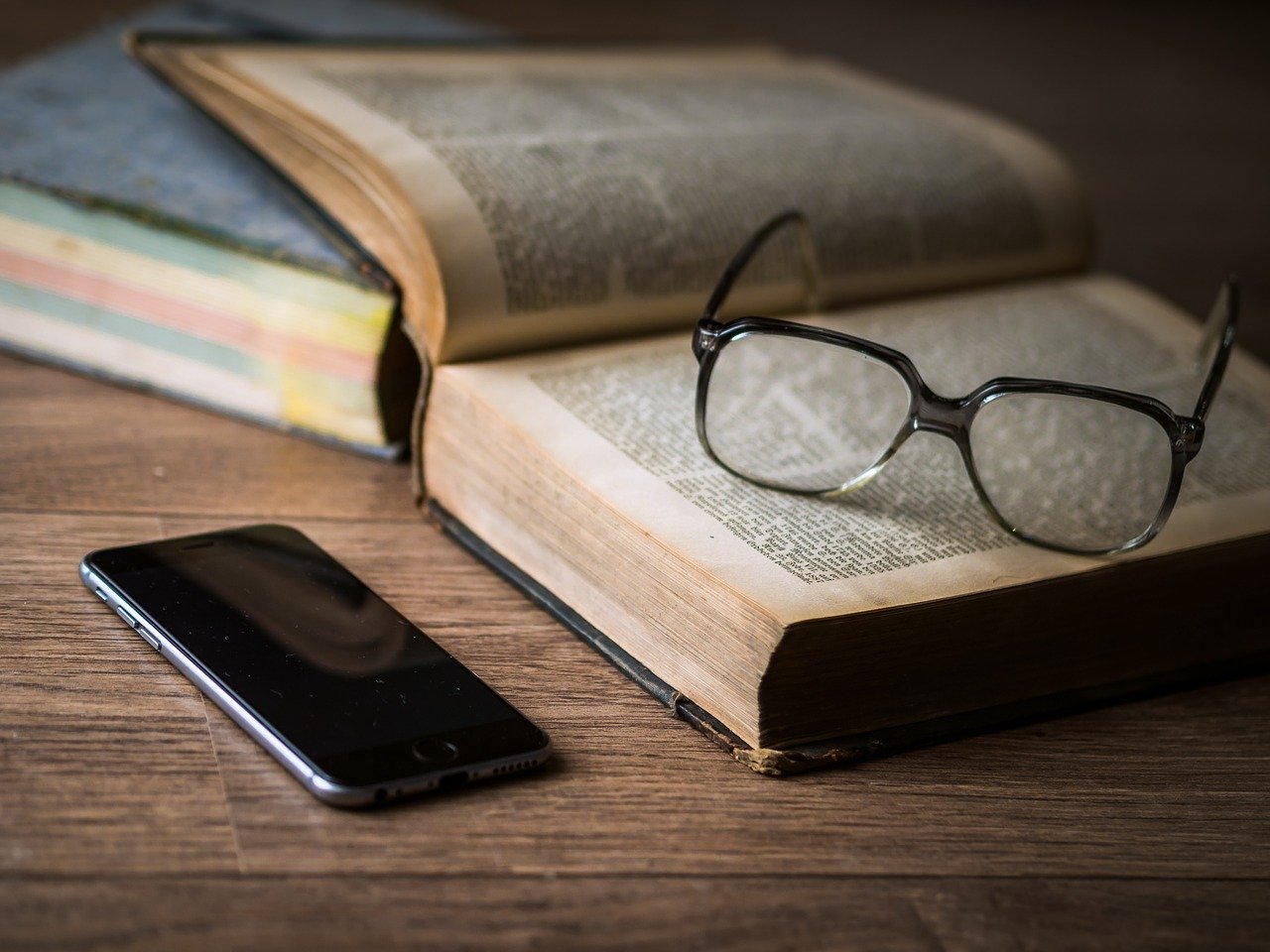 Anteojos, libro y teléfono. | Foto: Pixabay