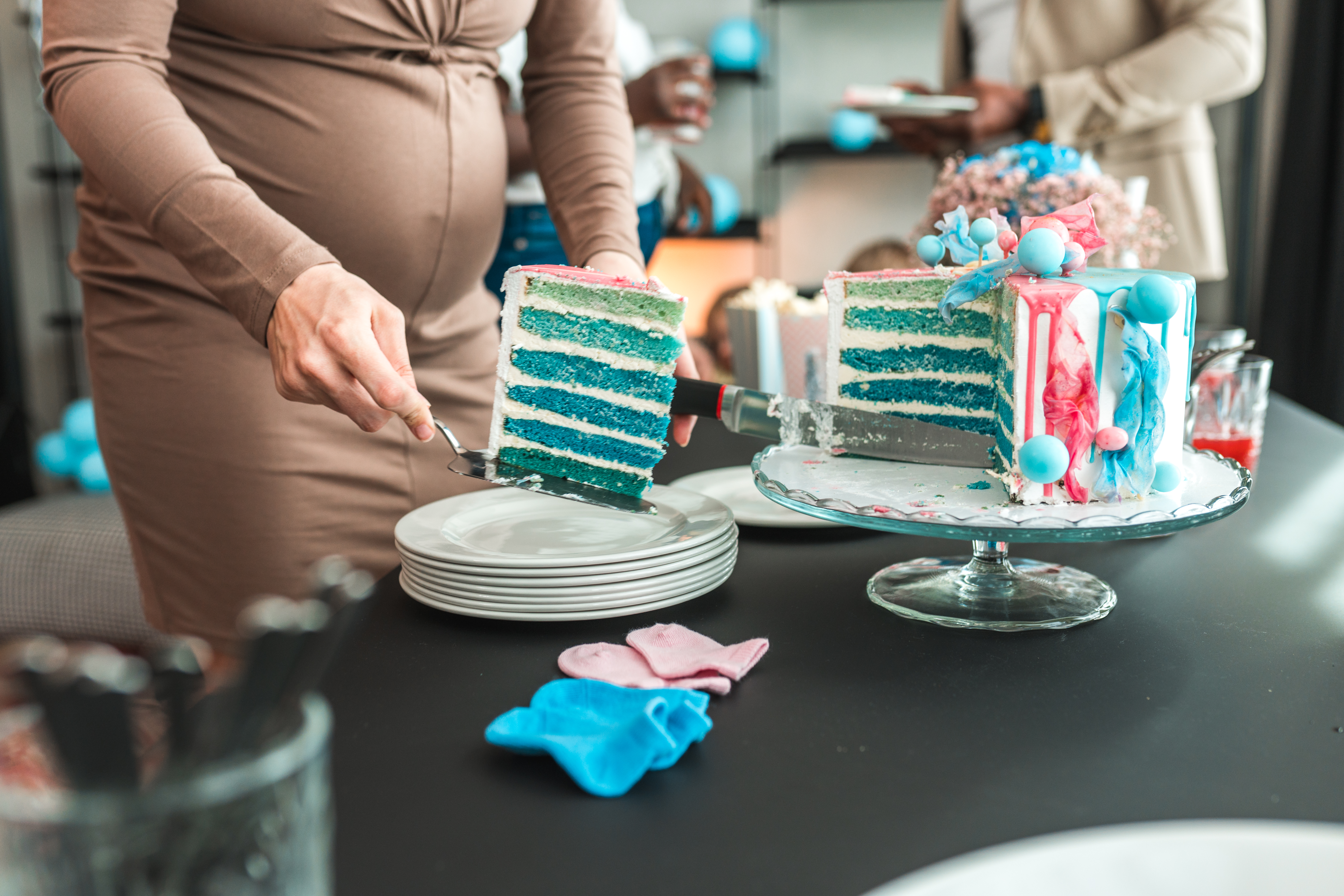 Pastel sorpresa azul en una fiesta de revelación de sexo | Fuente: Getty Images