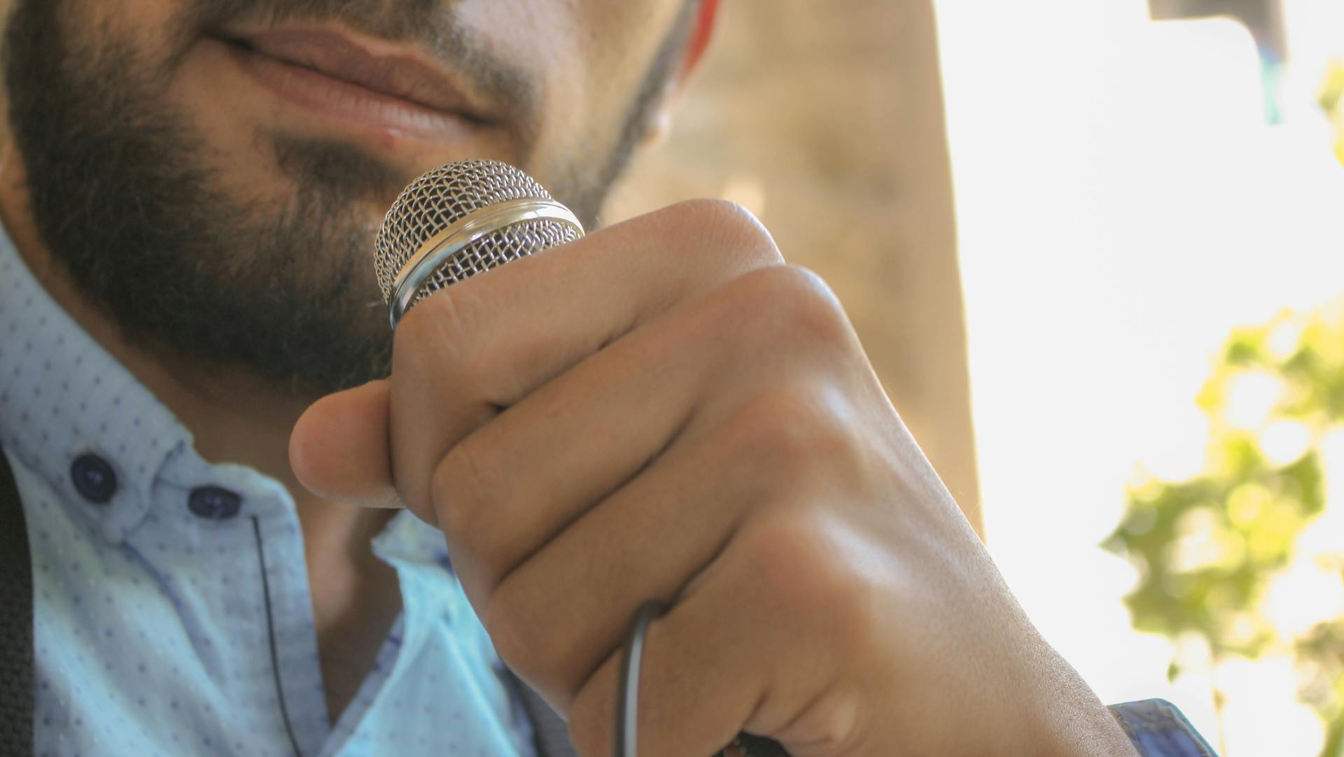 Un hombre dando un discurso | Fuente: Pexels