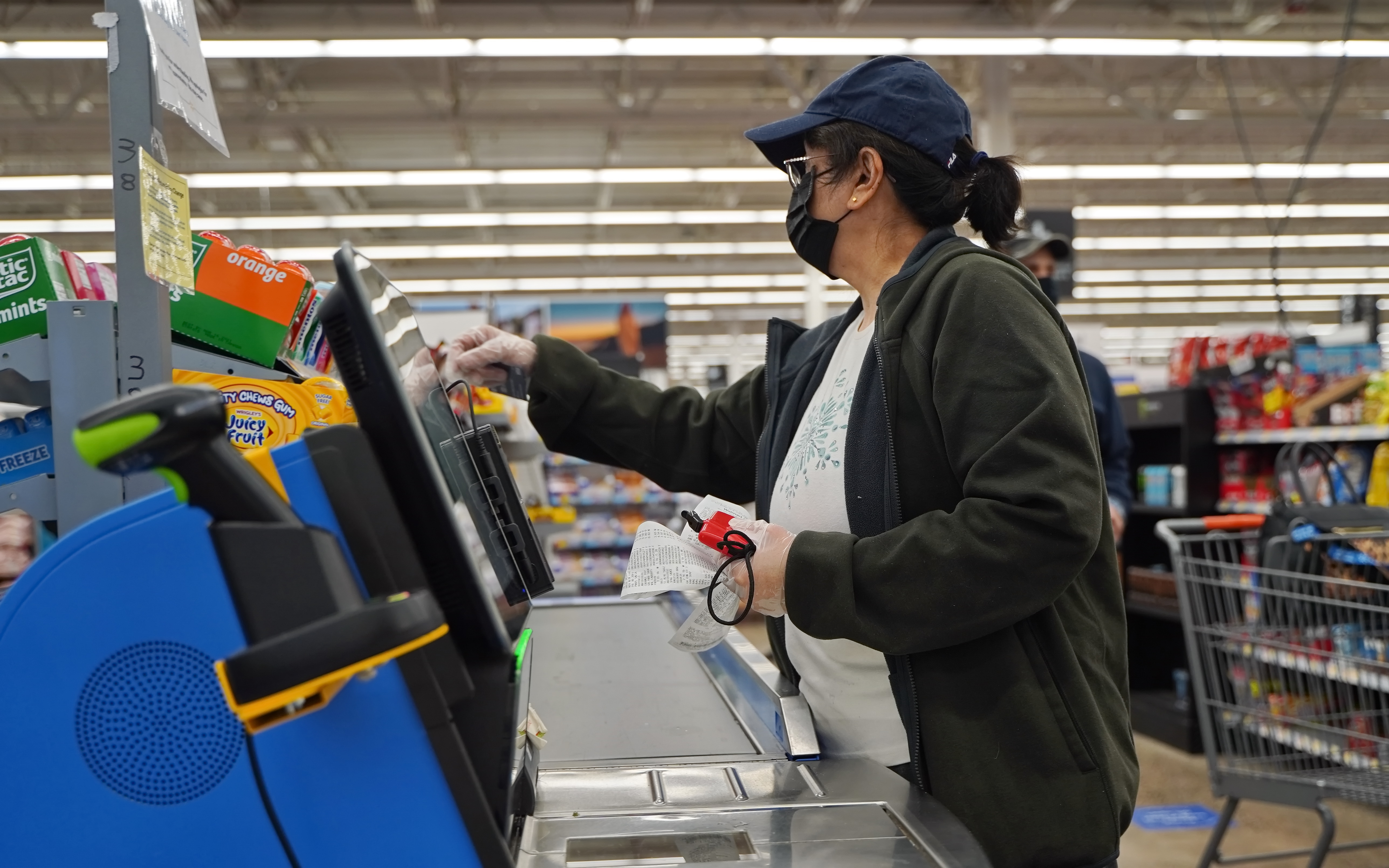 Mujer en línea de cajas de un supermercado | Foto: Shutterstock