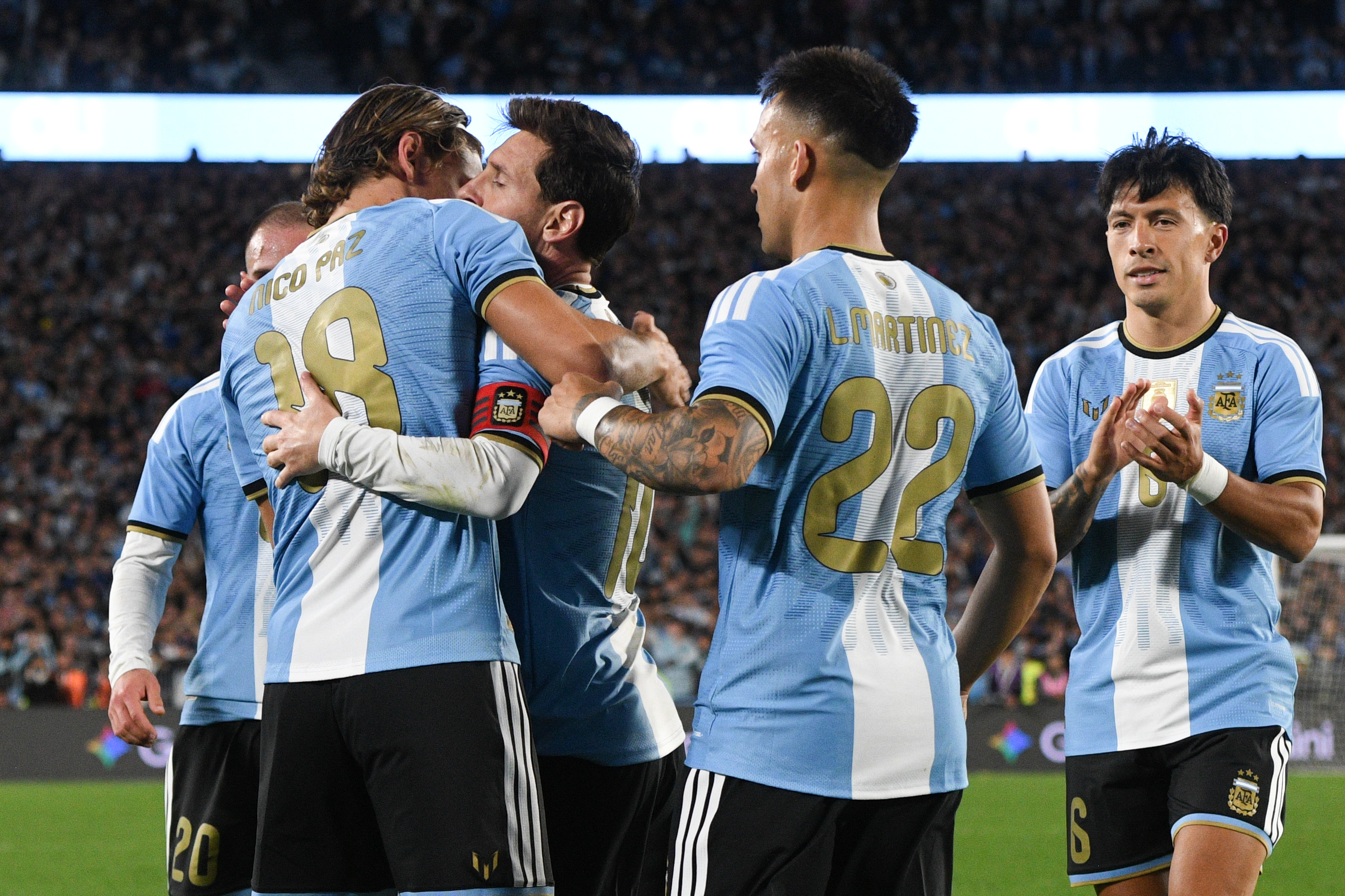 Lionel Messi se fundió en un emotivo abrazo con sus compañeros de equipo sobre el terreno de juego durante el partido entre Argentina y Benín, disputado el 6 de octubre de 2026 en Buenos Aires, Argentina. El capitán albiceleste compartió sonrisas y muestras de afecto junto a Nico Paz, Lautaro Martínez y Lisandro Martínez en el cierre de una etapa histórica, marcando la última vez que vistió la camiseta de la Selección Argentina tras anunciar su retiro internacional. | Fuente: Getty Images