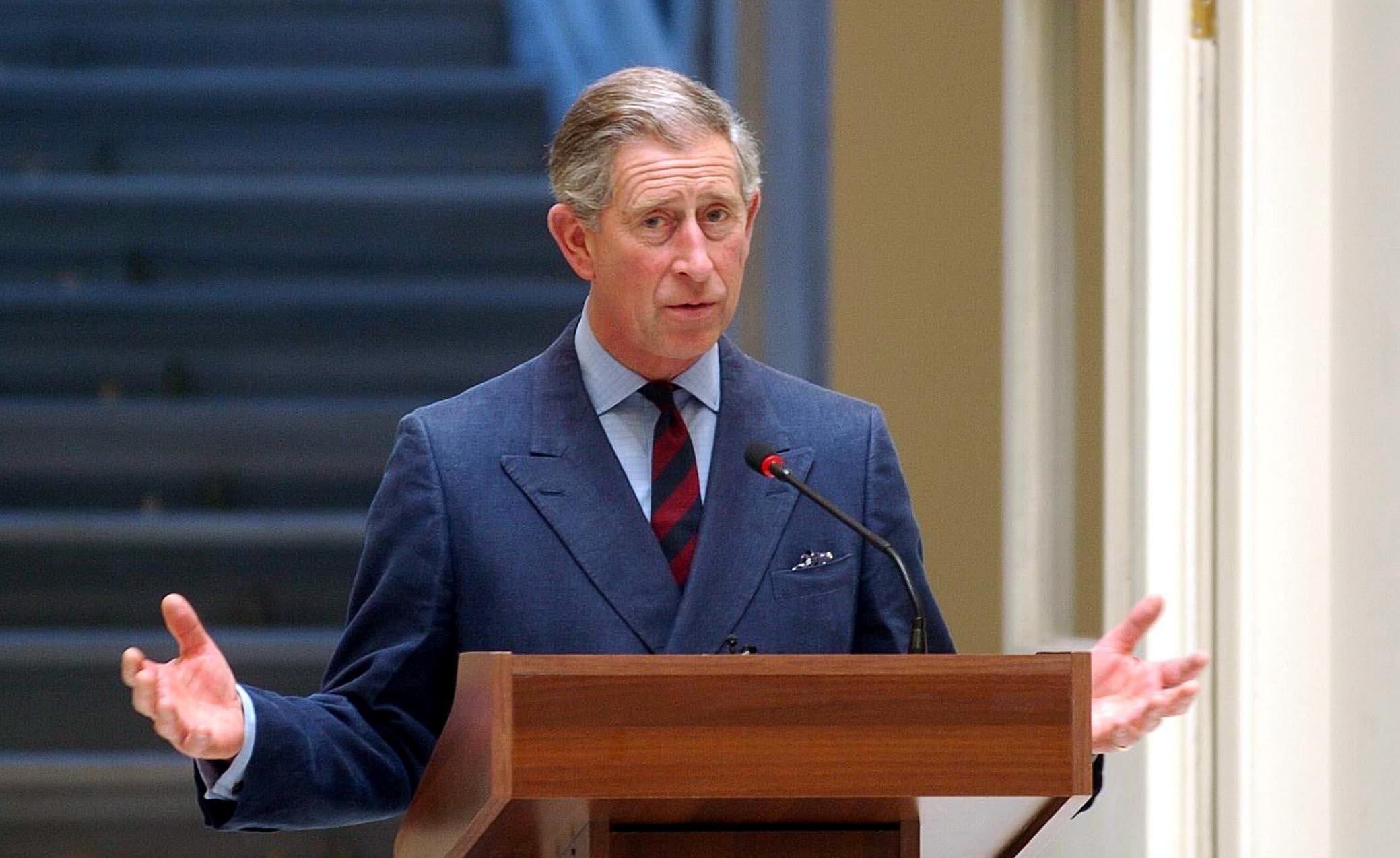 Una foto de archivo fechada el 25 de octubre de 2004 muestra al Príncipe de Gales, Charles pronuncia un discurso durante su visita al Consulado General del Reino Unido en Estambul, Turquía. | Fotos: Getty Images