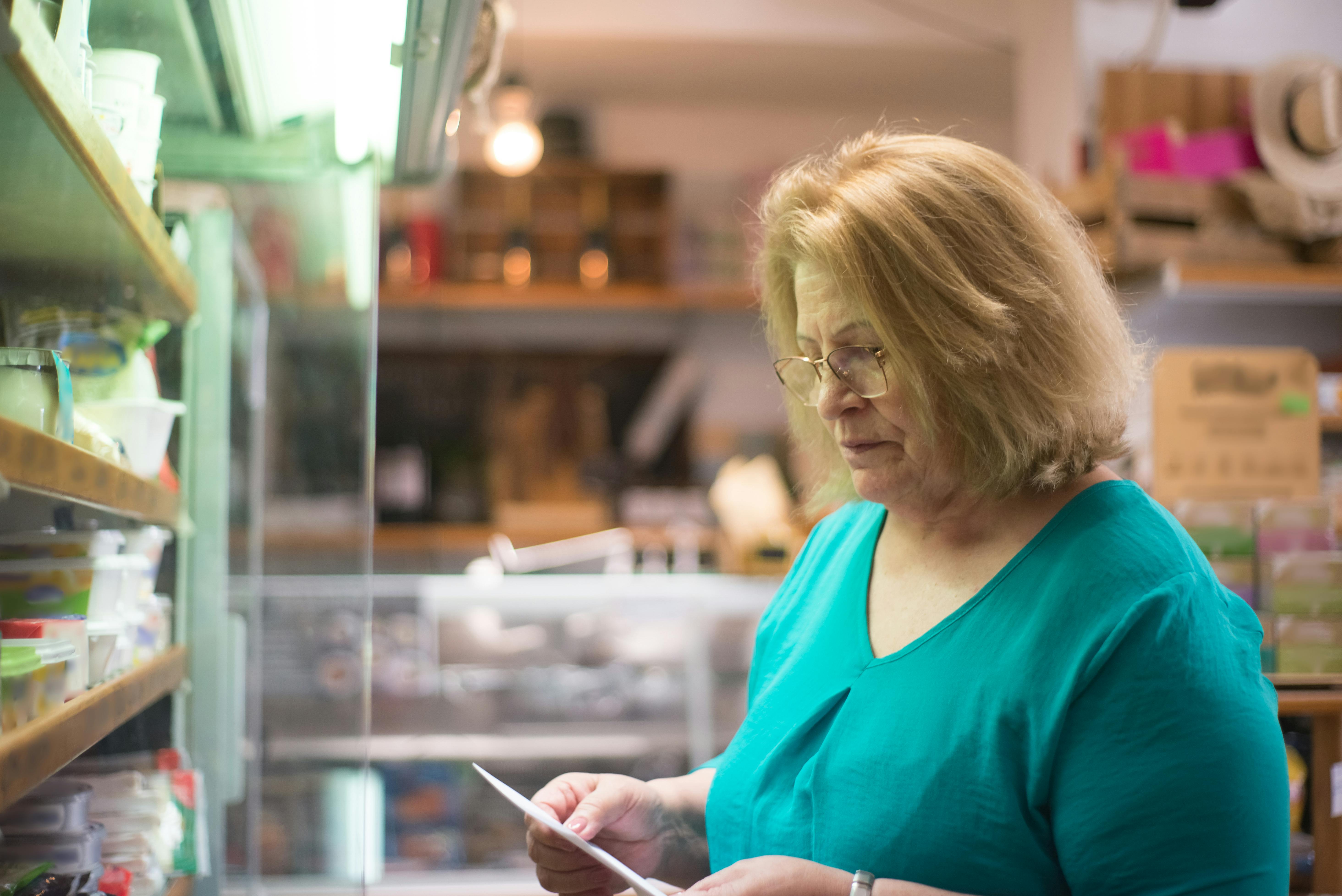 Una mujer leyendo una lista | Fuente: Pexels