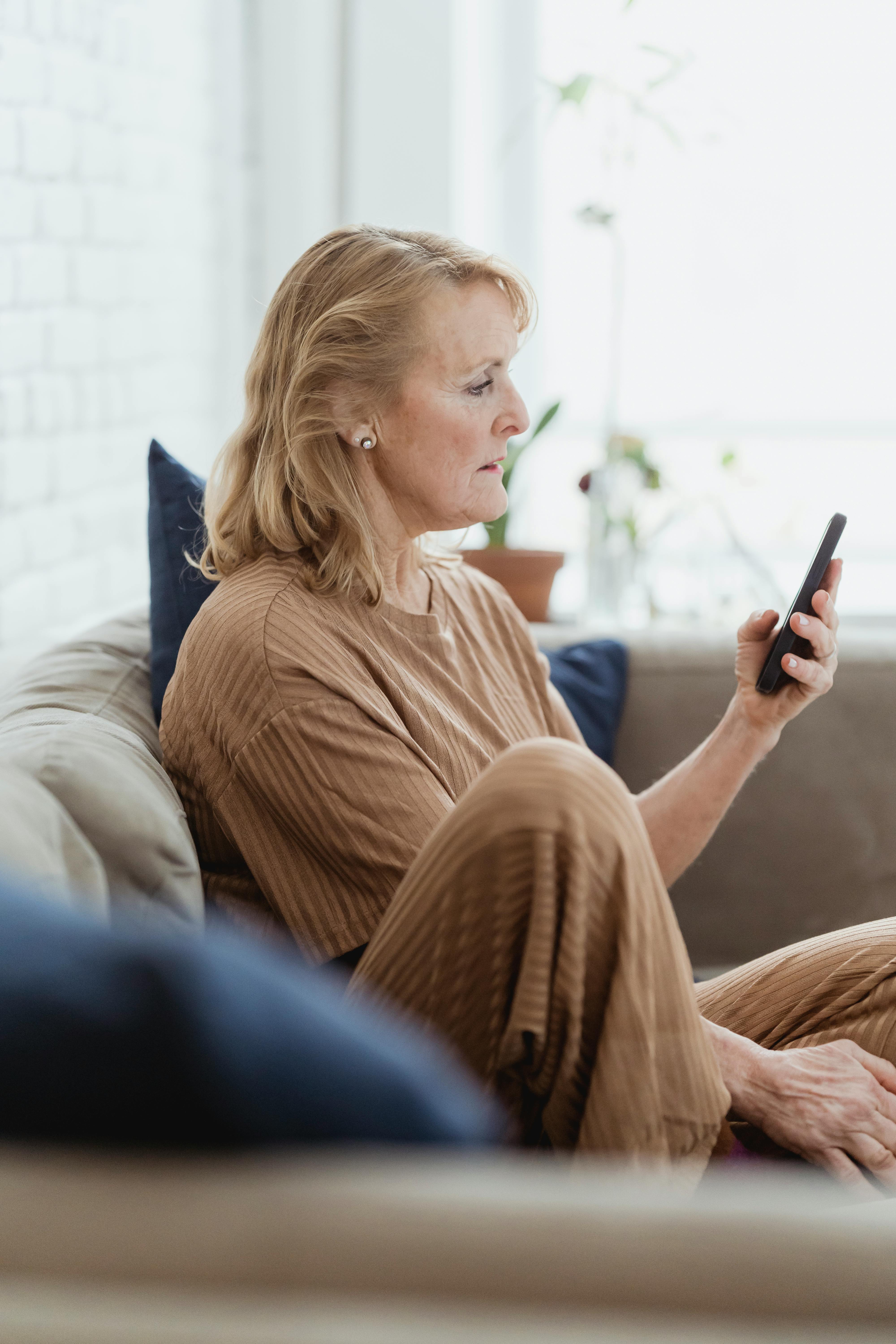 Anciana mirando su teléfono | Foto: Pexels