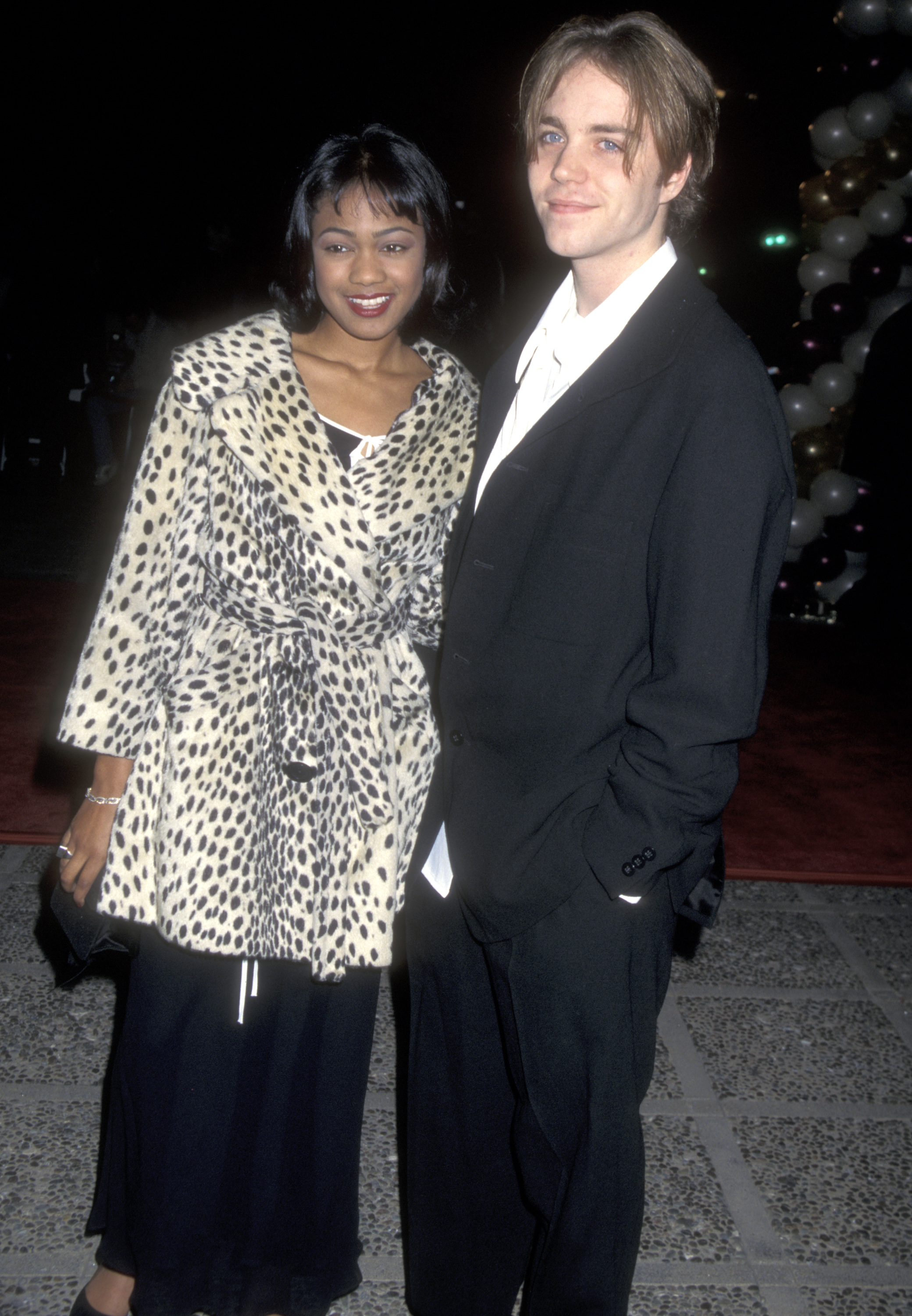 Tatyana Ali y Jonathan Brandis asisten a la 28 edición de los premios NAACP Image Awards el 9 de febrero de 1997 en Pasadena, California | Fuente: Getty Images