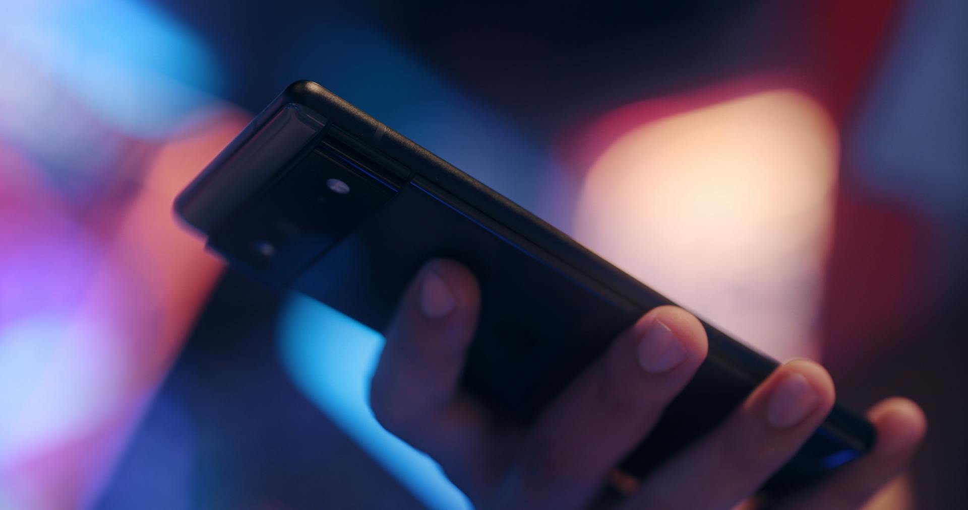 Una persona con un teléfono en la mano | Fuente: Pexels