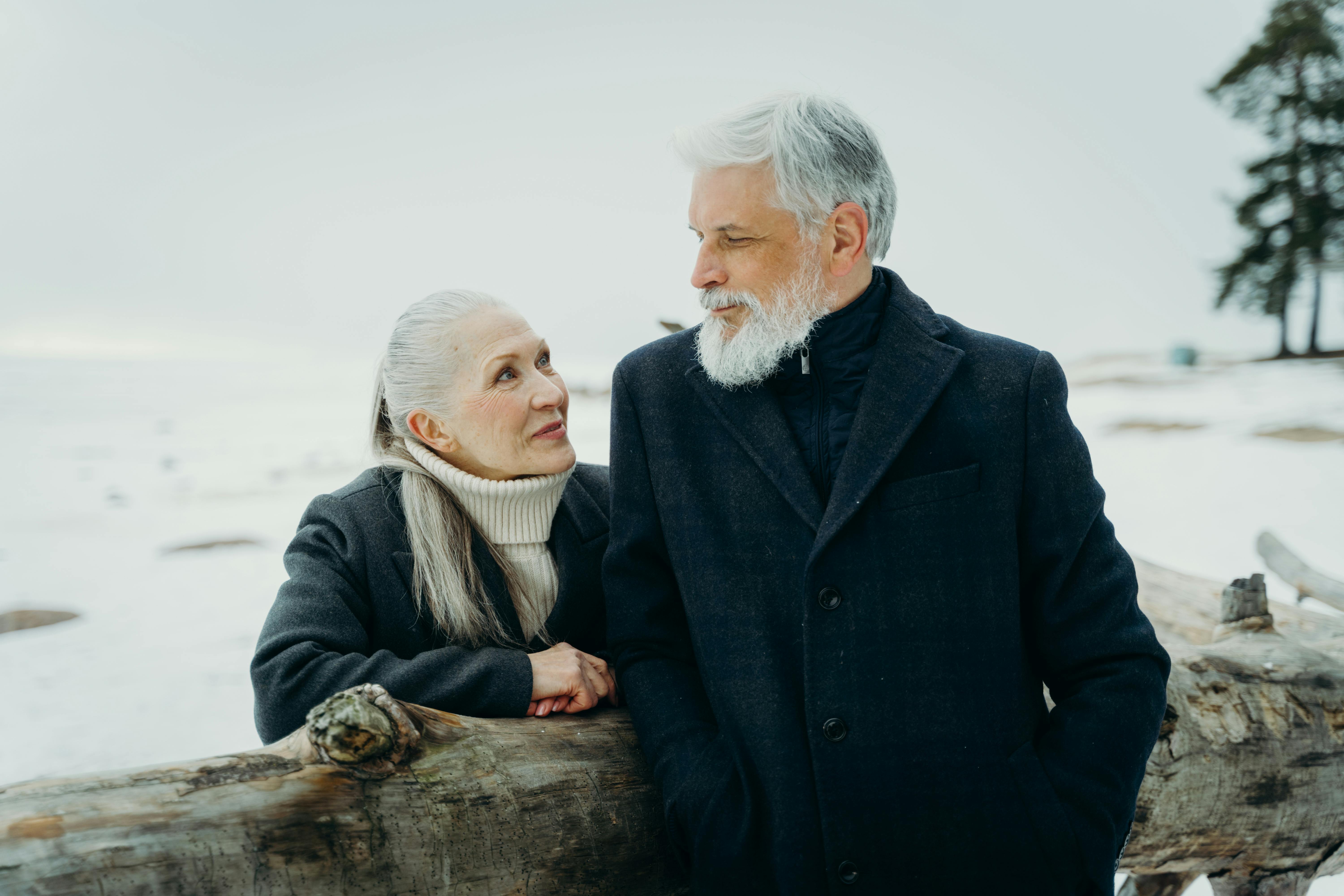 Pareja de mediana edad mirándose | Foto: Pexels