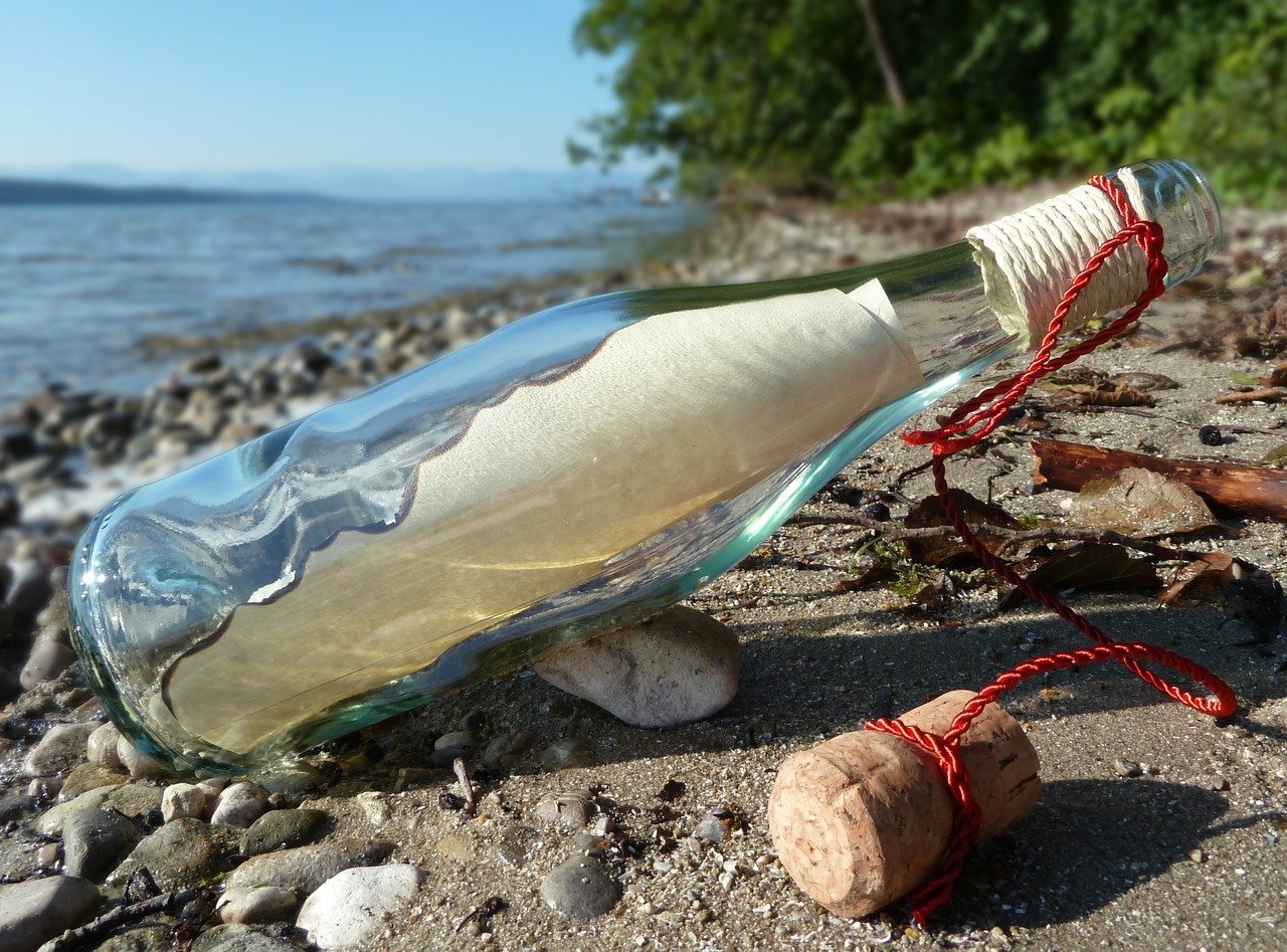Botella en la orilla de la playa. | Foto: Pixabay
