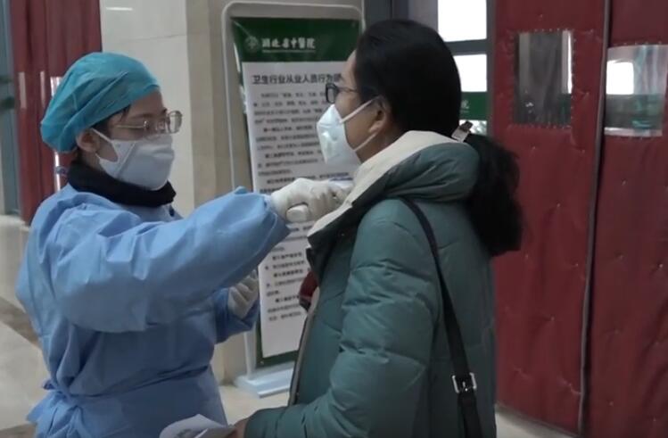 Enfermera mide temperatura a paciente en hospital. | Foto: Wikipedia