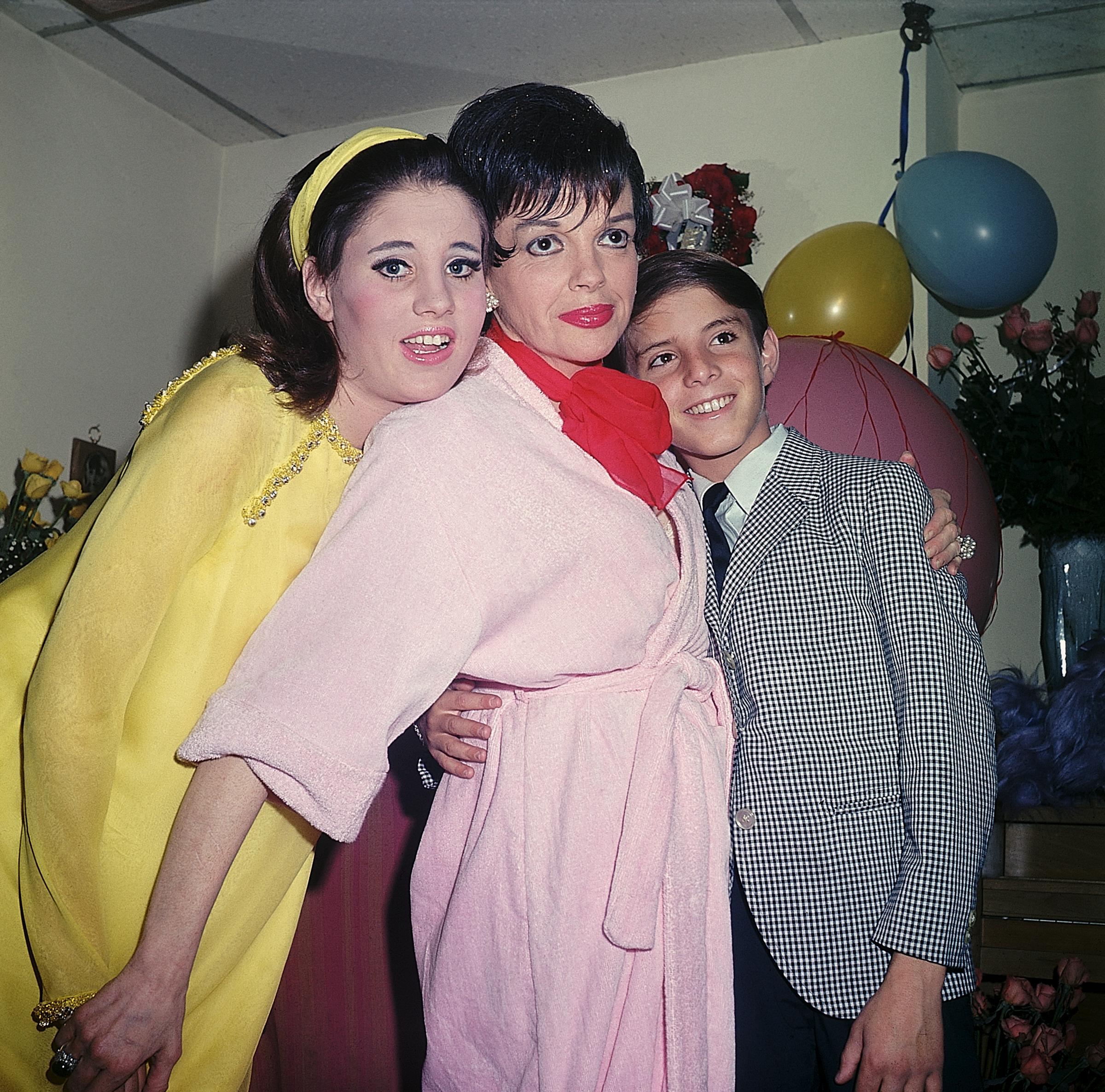 La actriz, Judy Garland y Joey Luft fotografiados en un camerino el 31 de julio de 1967 | Fuente: Getty Images