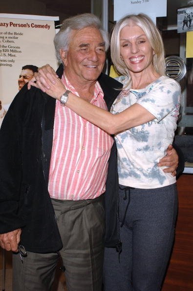 Peter Falk y su esposa Shera Danese el 14 de octubre de 2005 en Santa Mónica, California. | Foto: Getty Images
