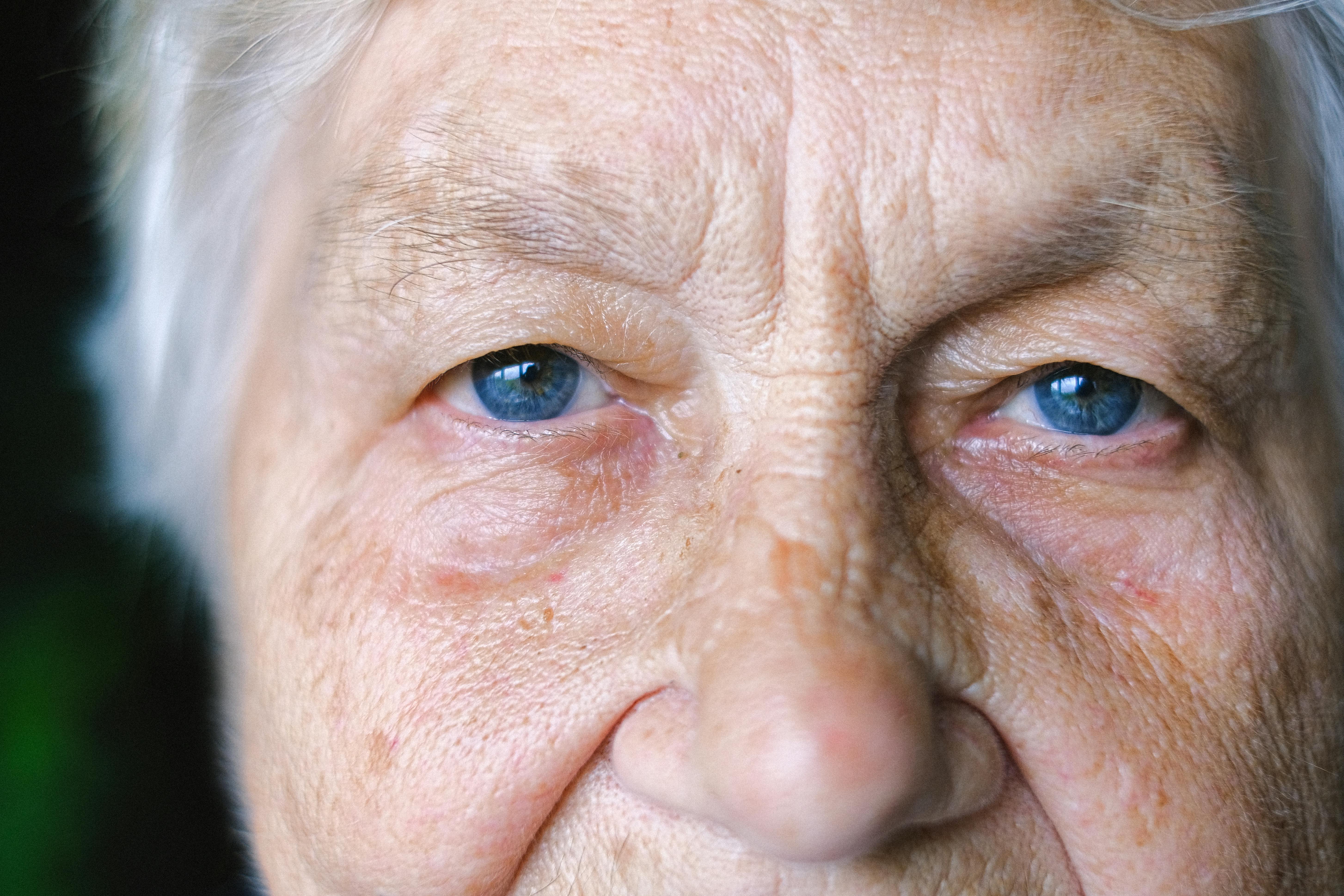 Mirada estricta de una abuela | Foto: Pexels