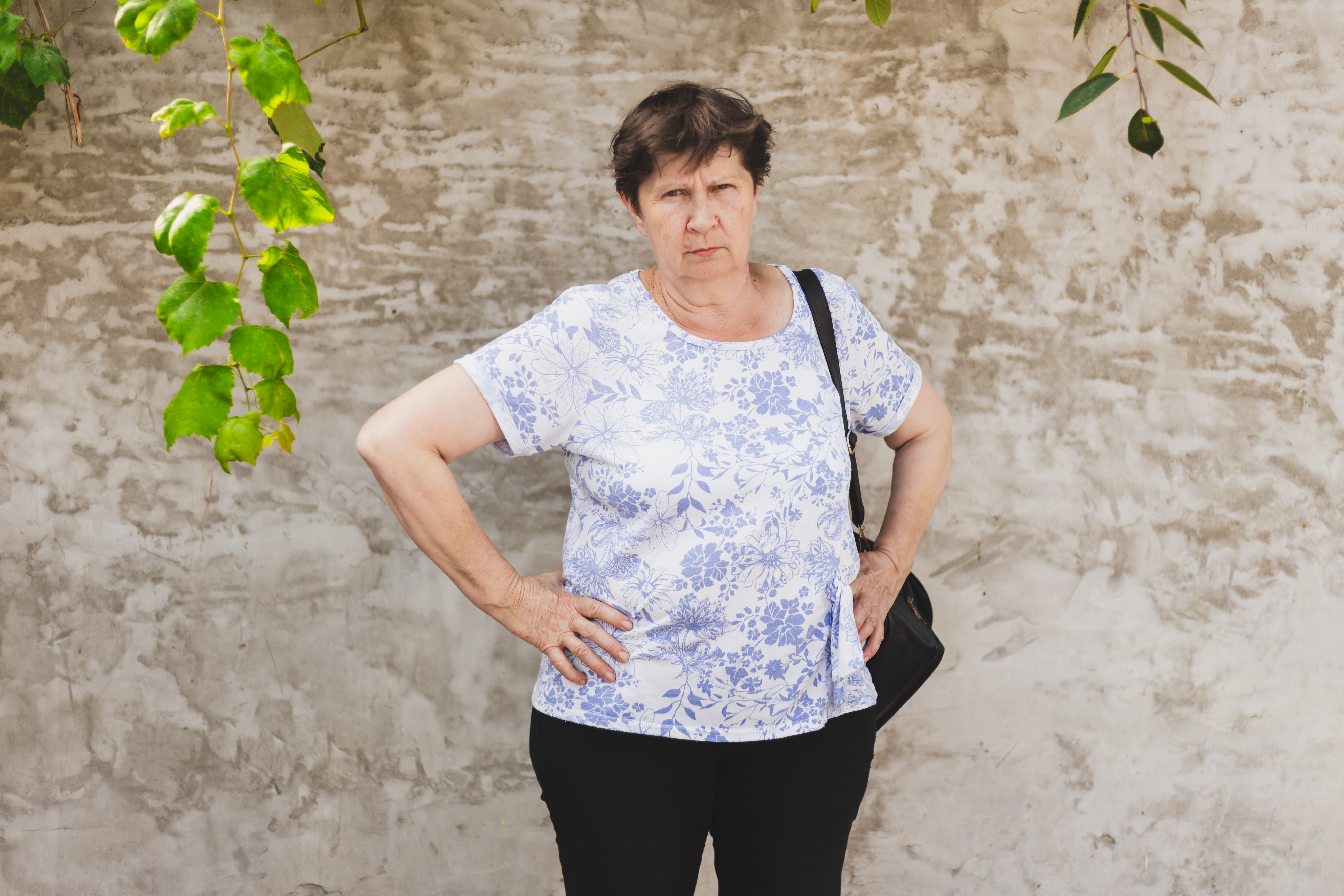 Mujer mayor enfadada | Fuente: Shutterstock