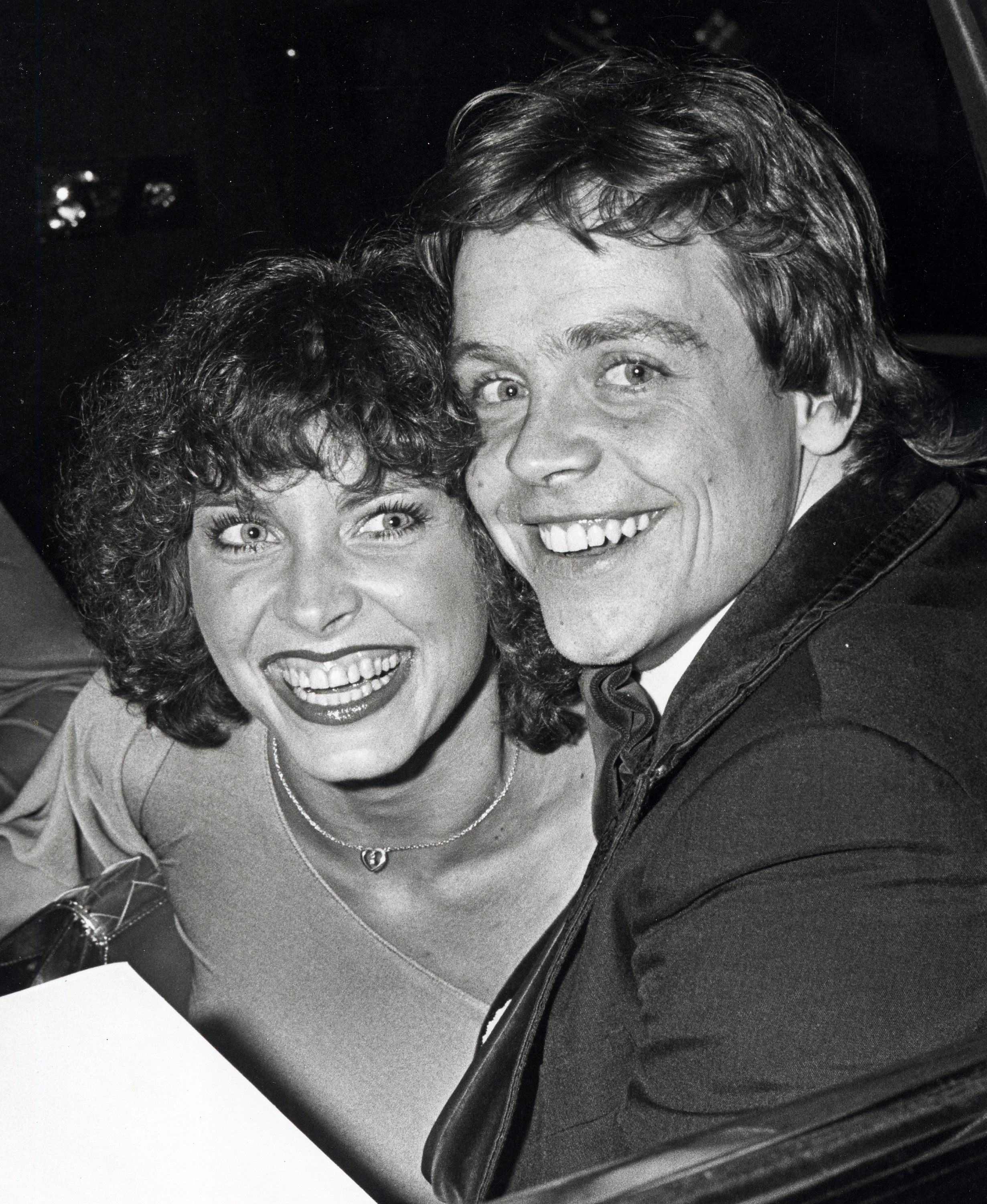 Mark Hamill y Marilou York sonreían juntos en una de las primeras fotos de su relación, el mismo año en que se casaron en su casa de Malibú y empezaron a formar la familia que criarían juntos. | Fuente: Getty Images