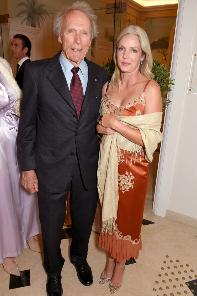 Clint Eastwood con su novia Christina Sandera en el Hotel du Cap-Eden-Roc el 20 de mayo de 2017 en Francia | Foto: Getty Images