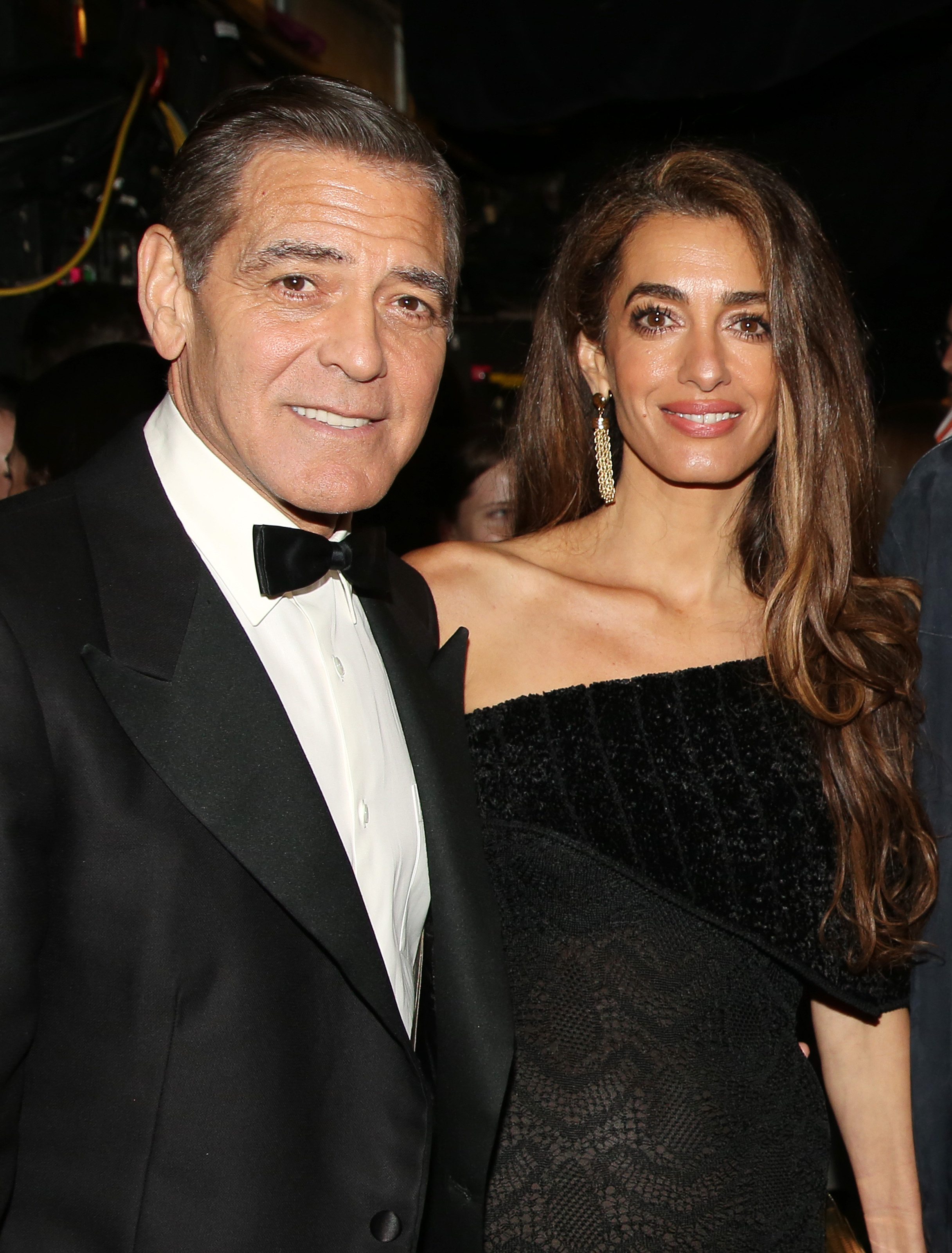 George y Amal Clooney entre bastidores de la obra "Good Night, and Good Luck" en Broadway el 29 de mayo de 2025, en Nueva York. | Fuente: Getty Images