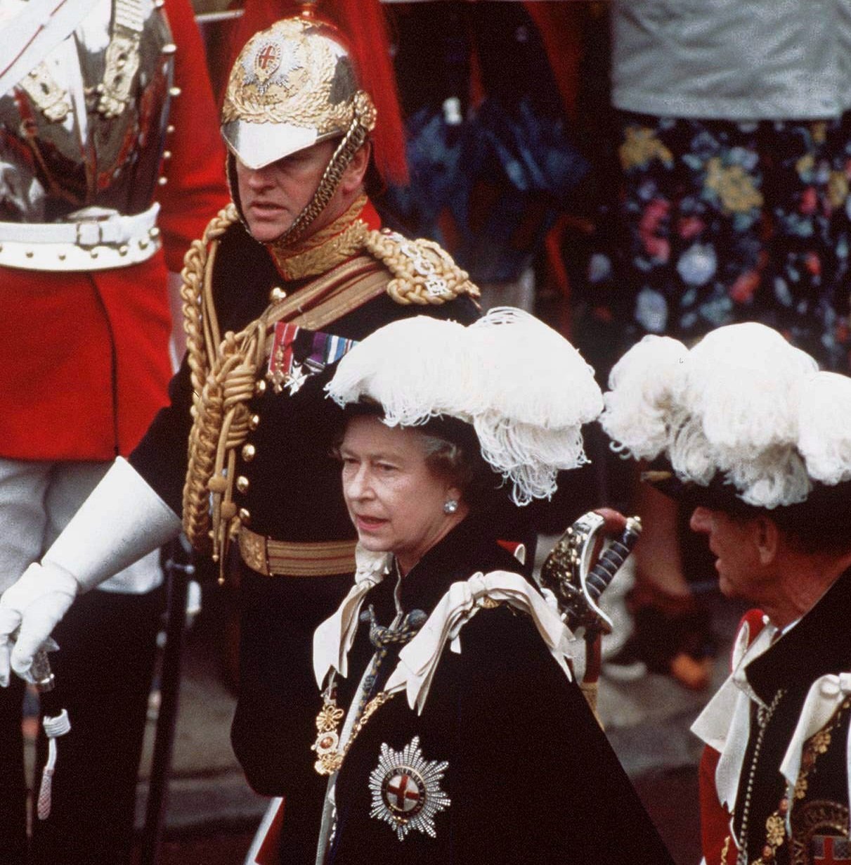 Andrew Parker Bowles con la reina Elizabeth II y el príncipe Philip durante su servicio como escolta de la realeza, 1981. | Foto: Getty Images